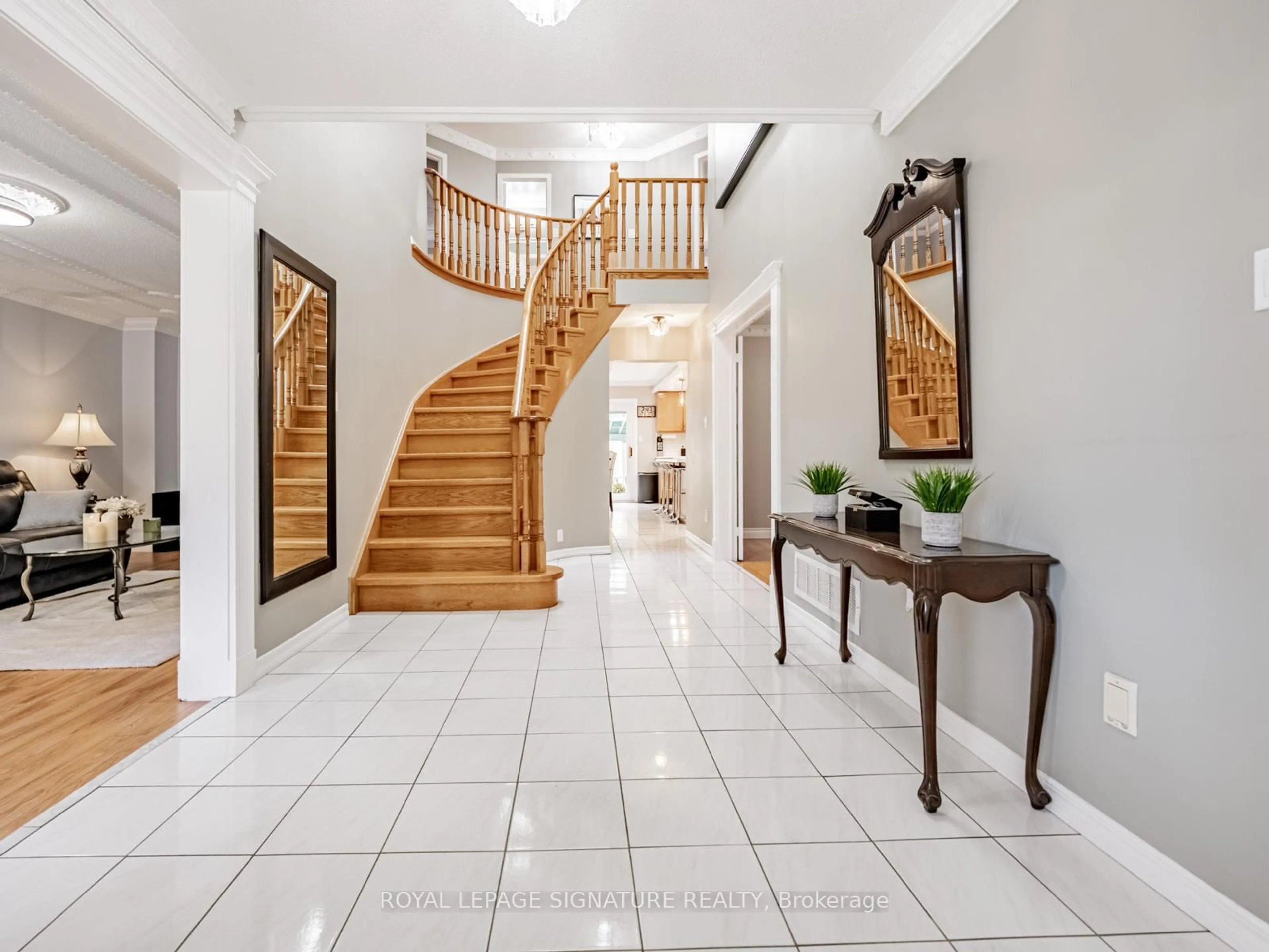 Indoor foyer for 5245 Champlain Tr, Mississauga Ontario L5R 2Z2