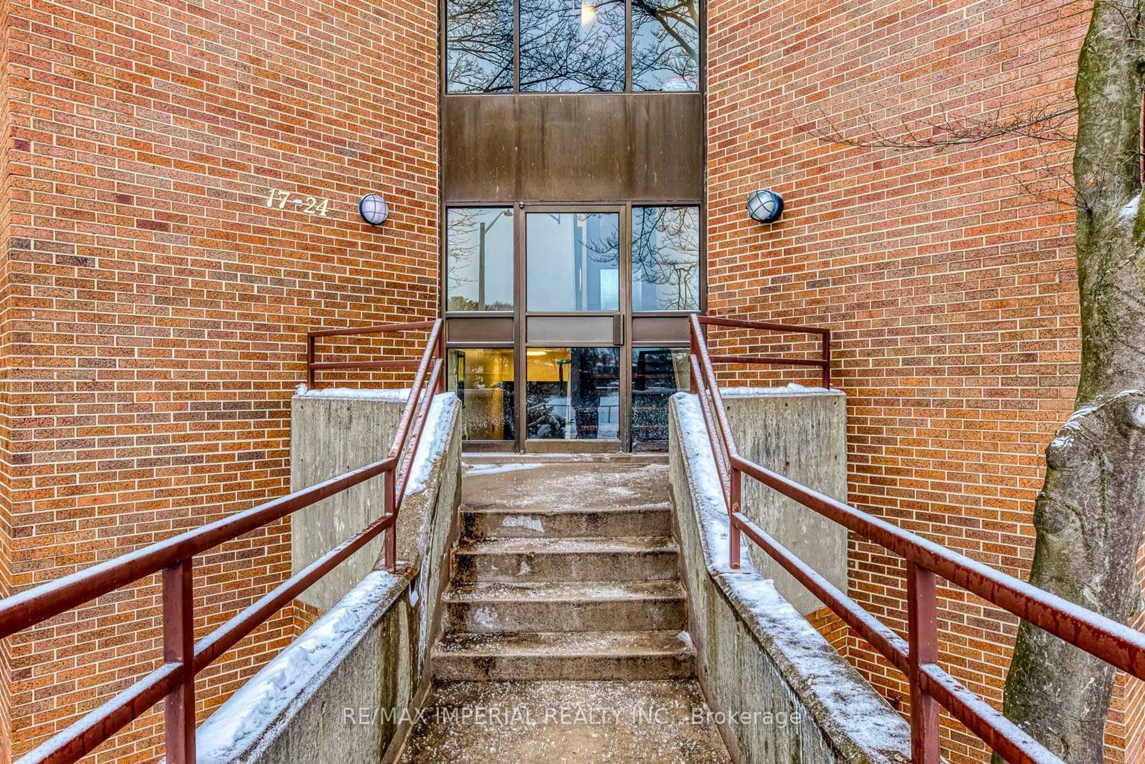 Indoor foyer for 2035 South Millway Dr #24, Mississauga Ontario L5L 1R7