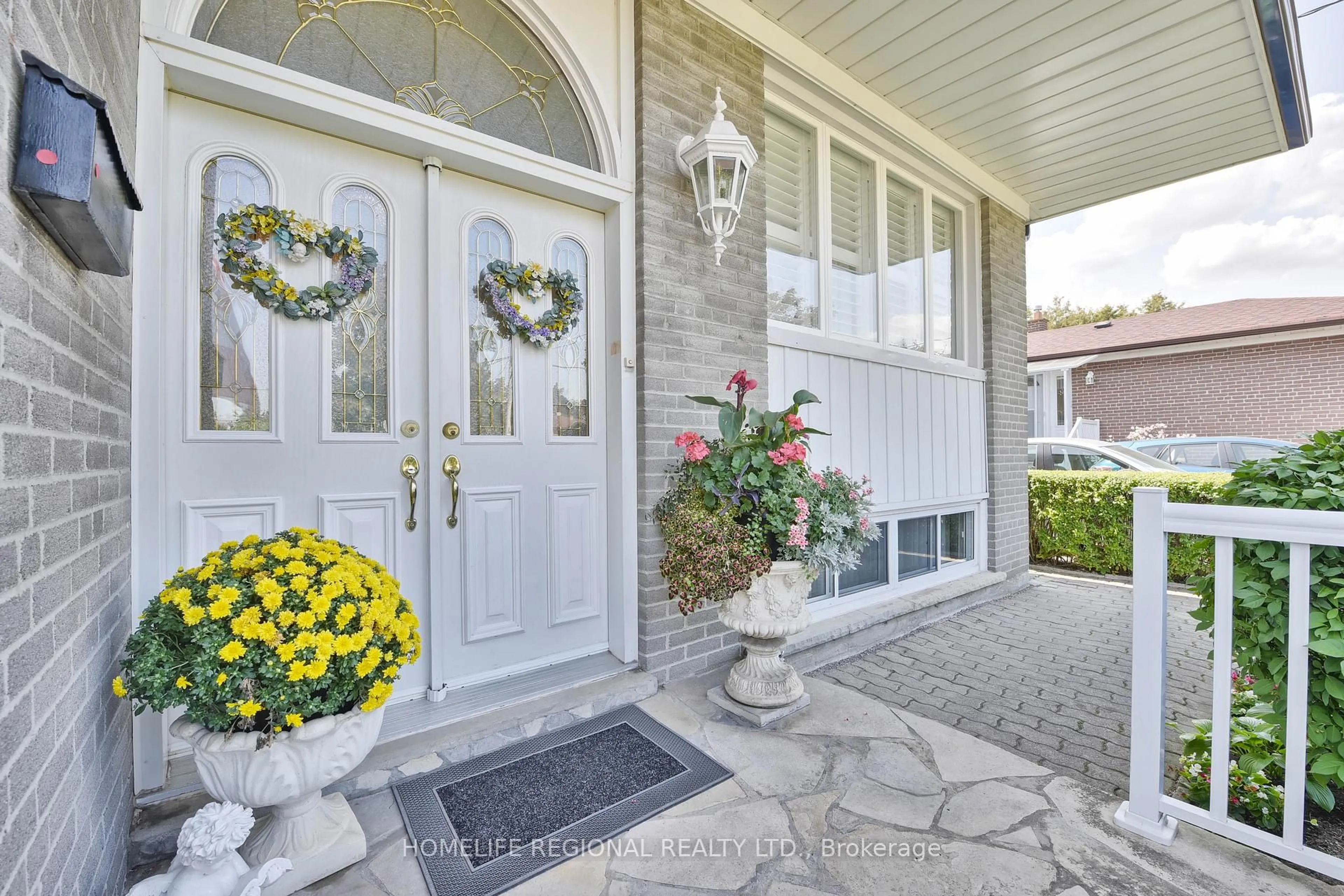 Indoor entryway for 7190 Madiera Rd, Mississauga Ontario L4T 3A8