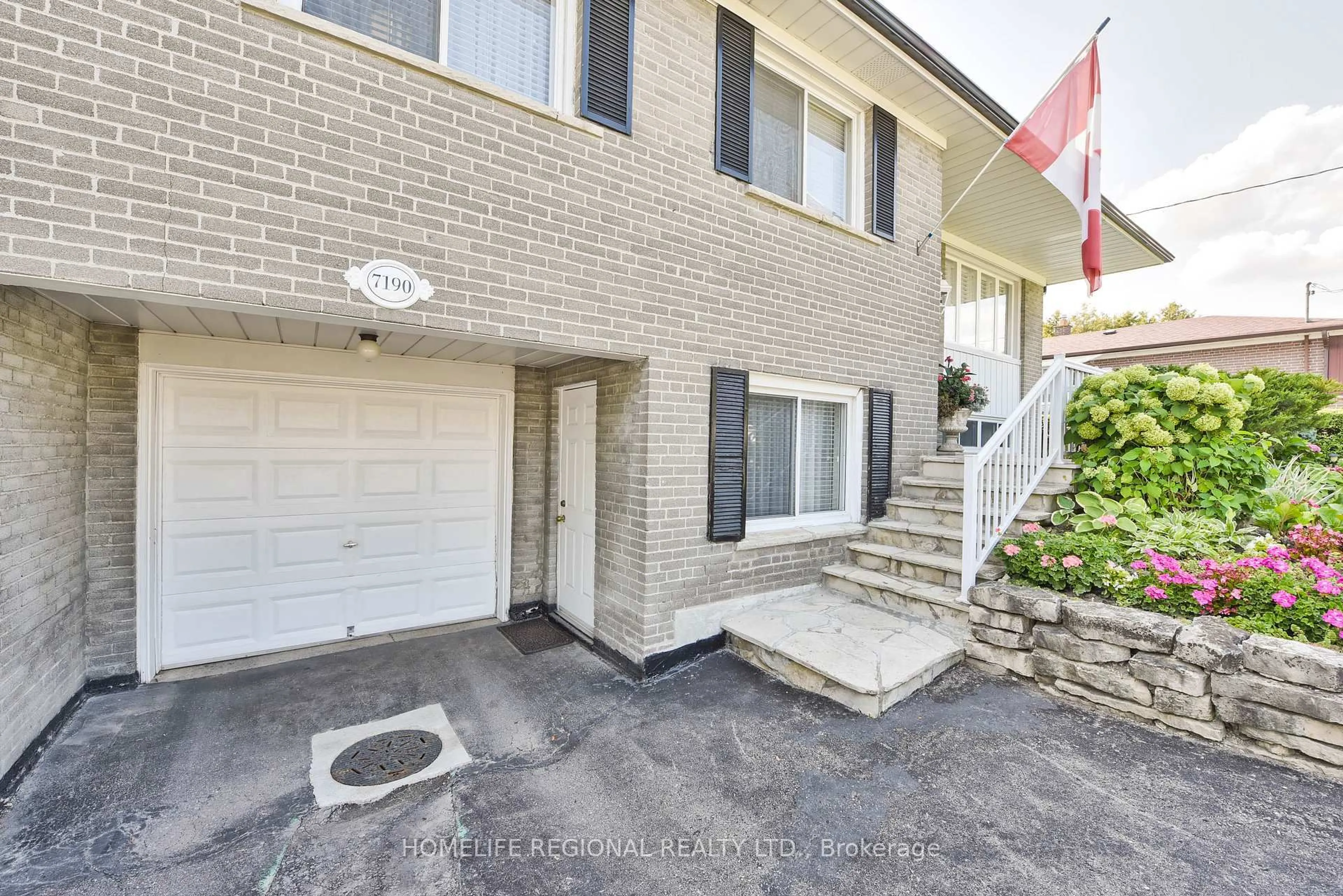 A pic from outside/outdoor area/front of a property/back of a property/a pic from drone, street for 7190 Madiera Rd, Mississauga Ontario L4T 3A8