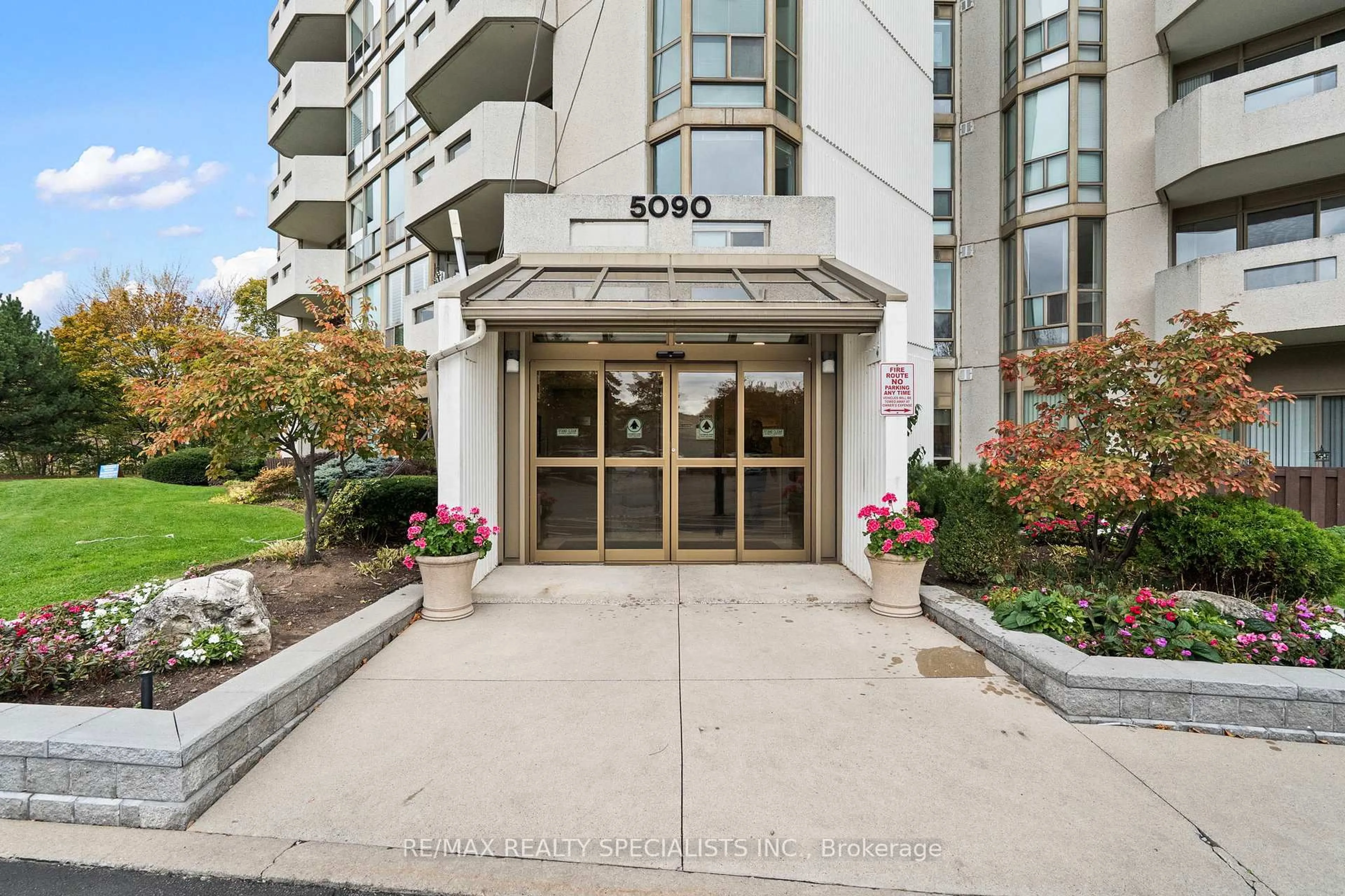 Indoor foyer for 5090 Pinedale Ave #209, Burlington Ontario L7L 3V8