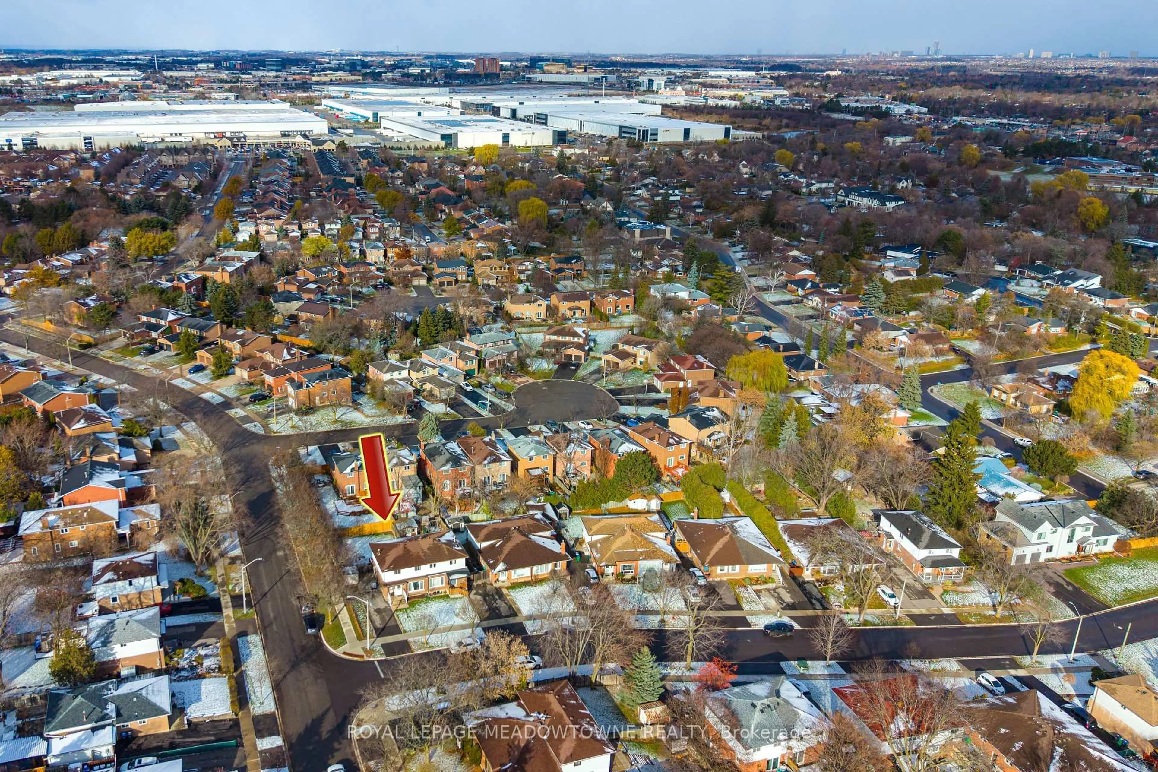 A pic from outside/outdoor area/front of a property/back of a property/a pic from drone, street for 40 Joycelyn Dr, Mississauga Ontario L5M 1T7