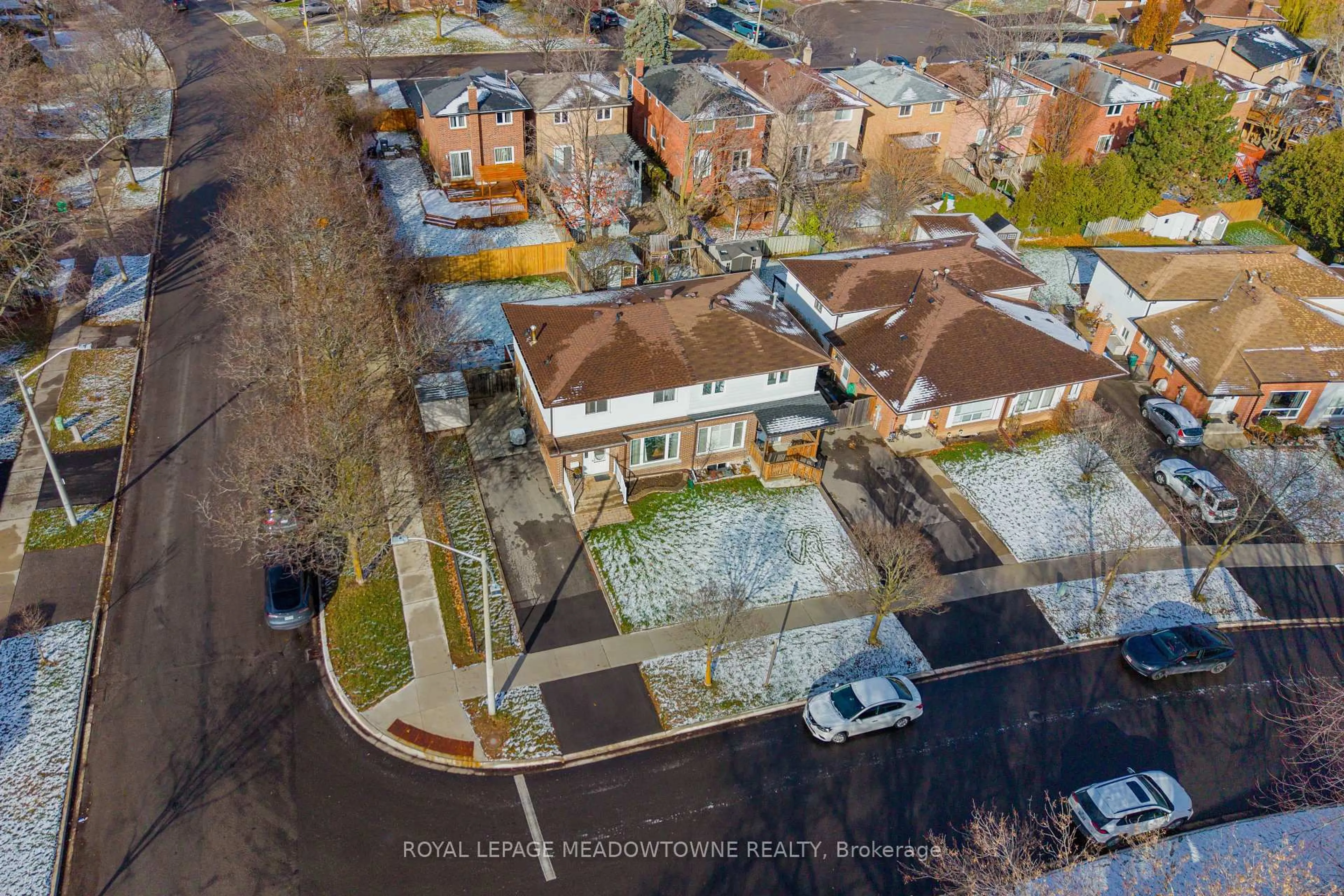 A pic from outside/outdoor area/front of a property/back of a property/a pic from drone, street for 40 Joycelyn Dr, Mississauga Ontario L5M 1T7