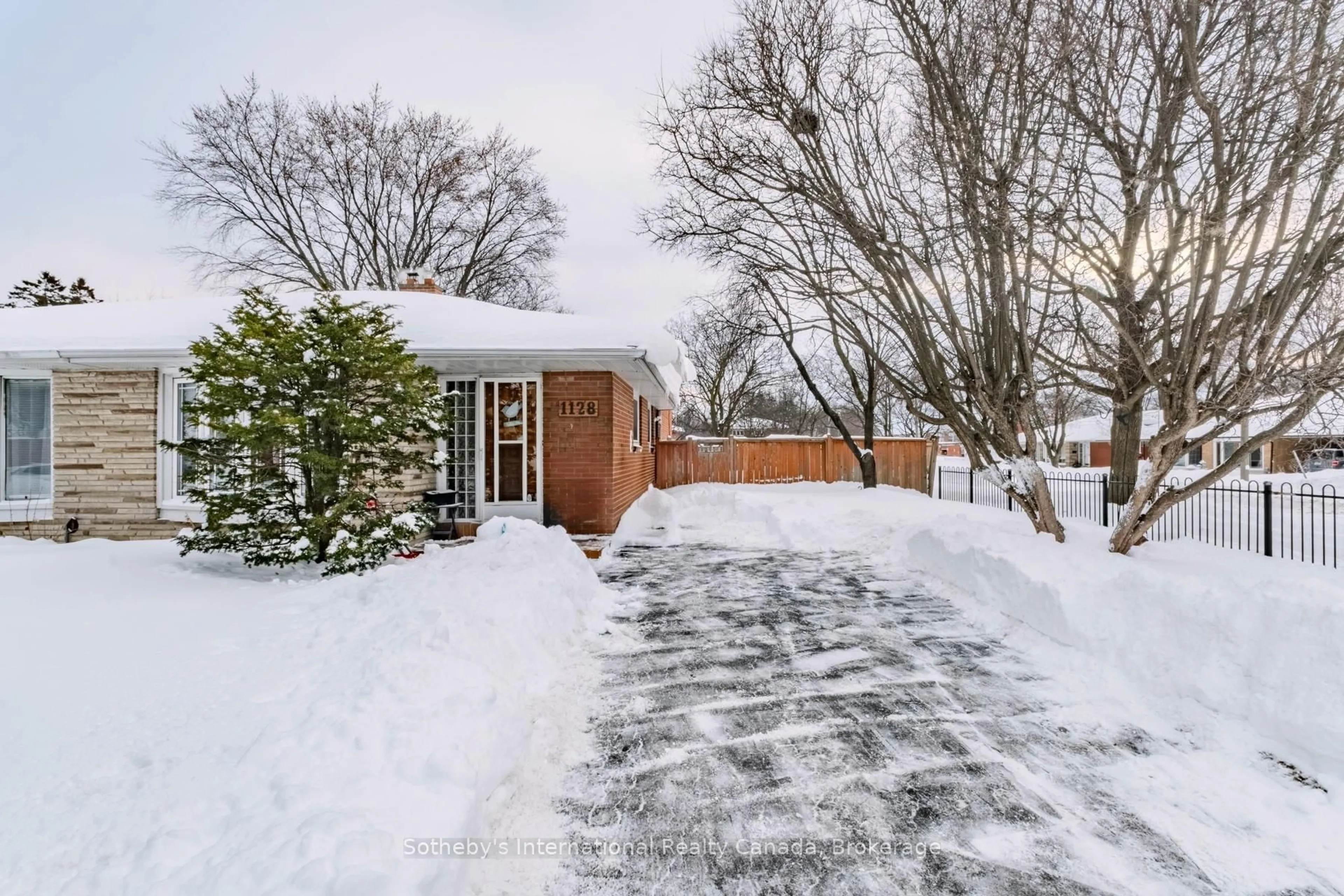 A pic from outside/outdoor area/front of a property/back of a property/a pic from drone, street for 1128 Sylvania Dr, Mississauga Ontario L4Y 2M1