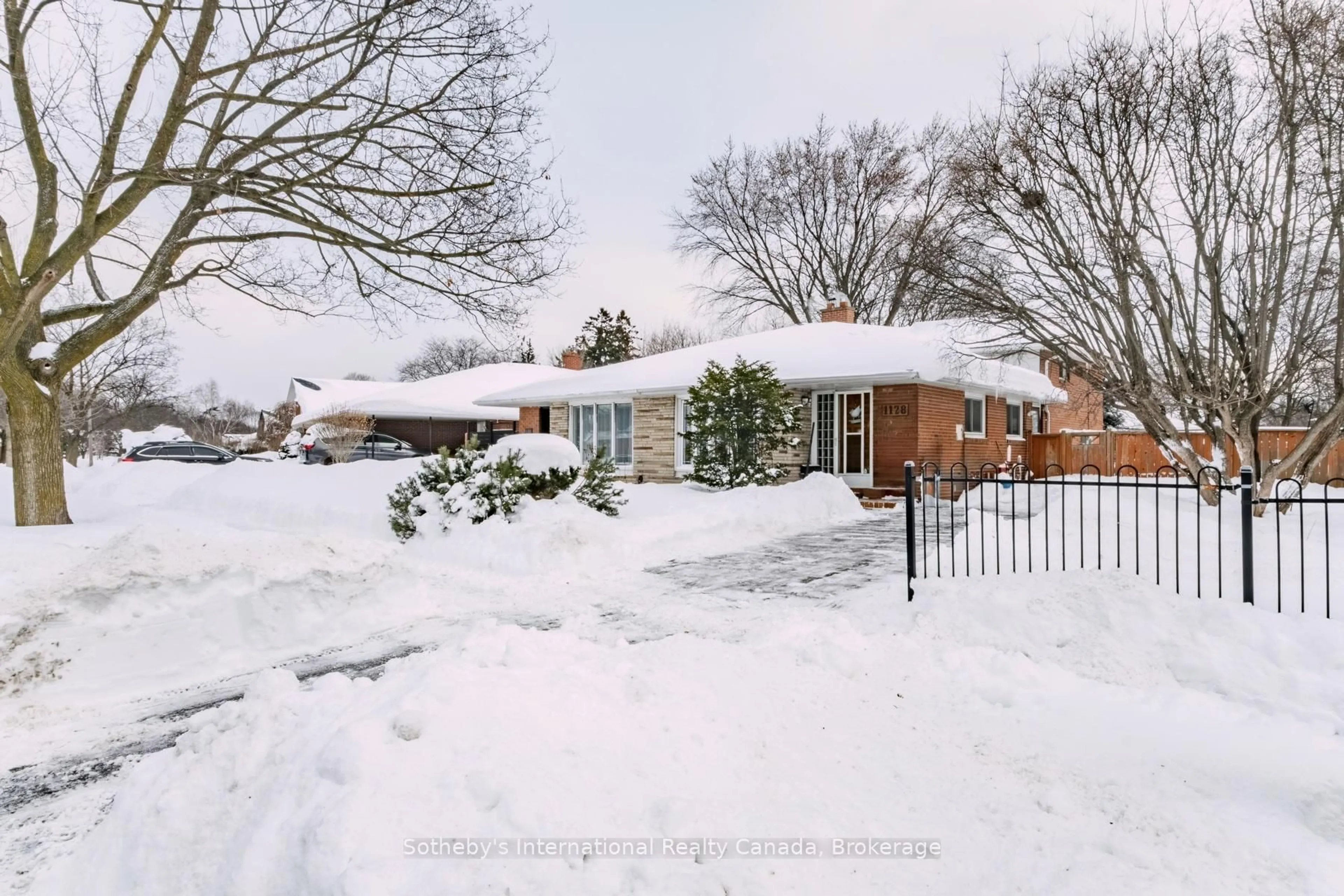 A pic from outside/outdoor area/front of a property/back of a property/a pic from drone, street for 1128 Sylvania Dr, Mississauga Ontario L4Y 2M1