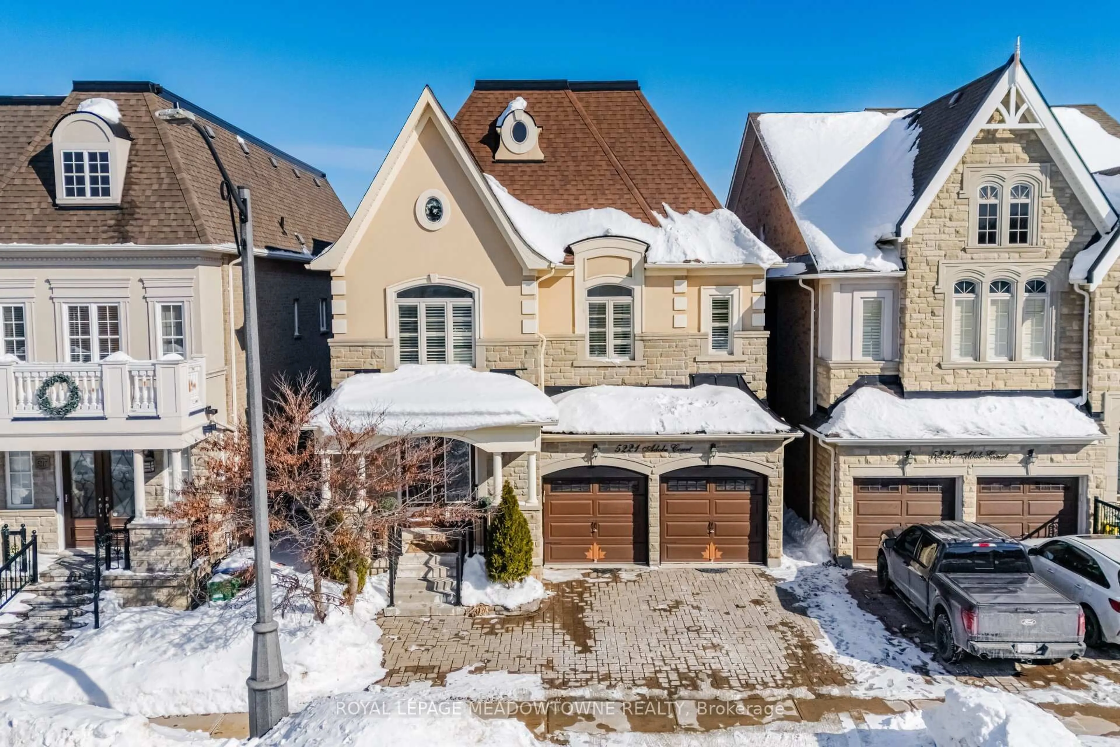 A pic from outside/outdoor area/front of a property/back of a property/a pic from drone, street for 5221 Adobe Crt, Mississauga Ontario L5M 0K8