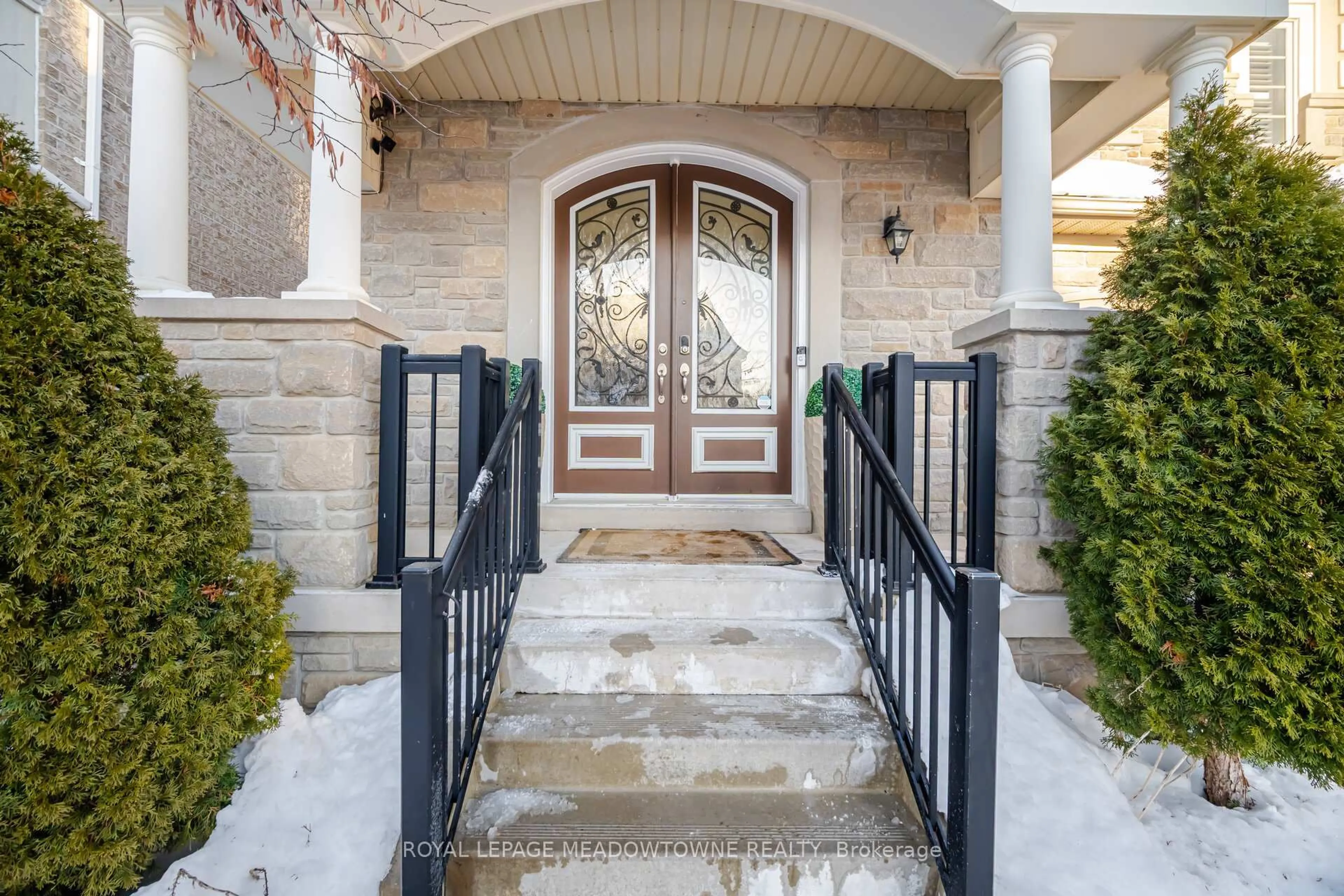 Indoor entryway for 5221 Adobe Crt, Mississauga Ontario L5M 0K8