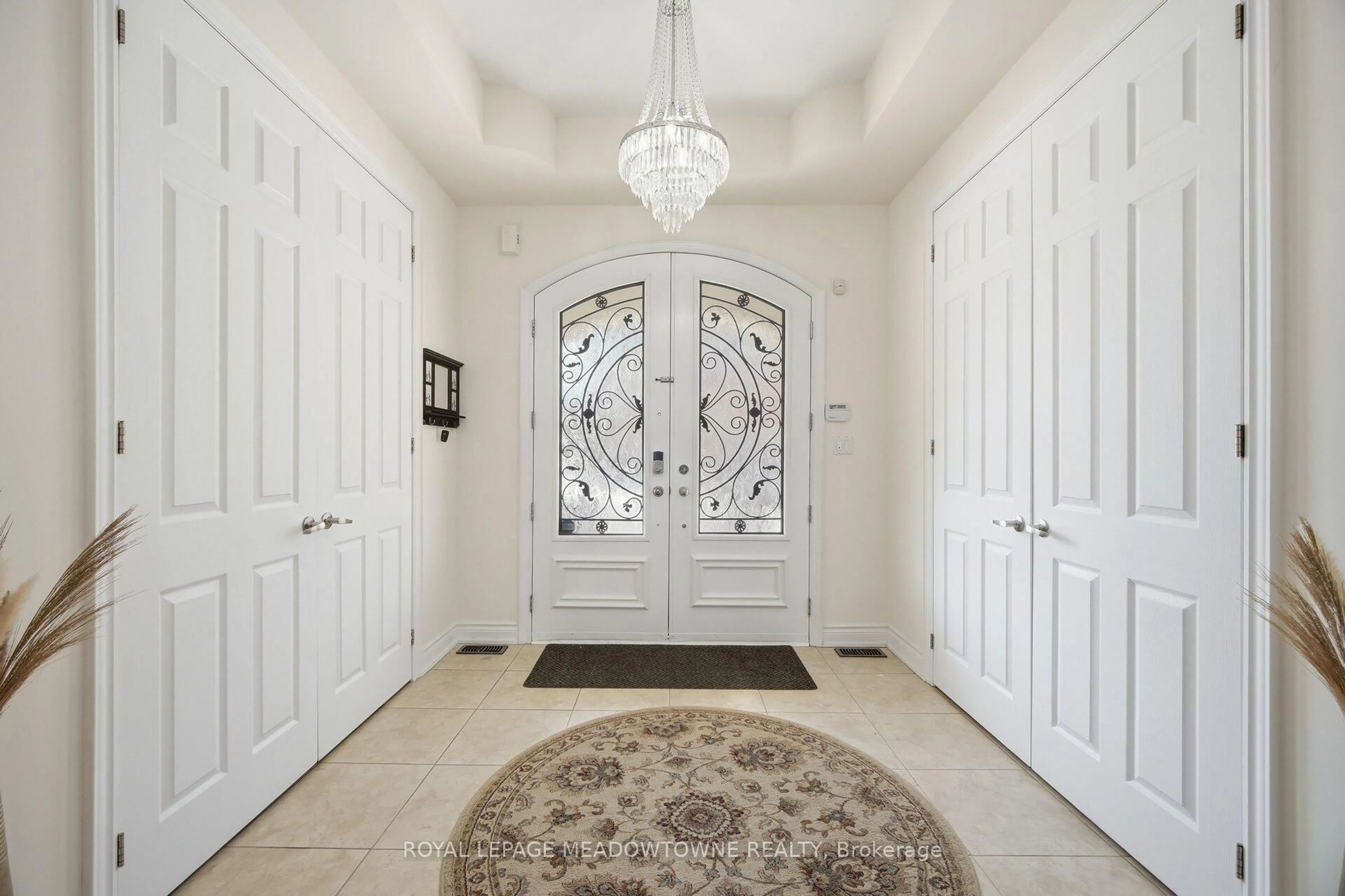 Indoor entryway for 5221 Adobe Crt, Mississauga Ontario L5M 0K8