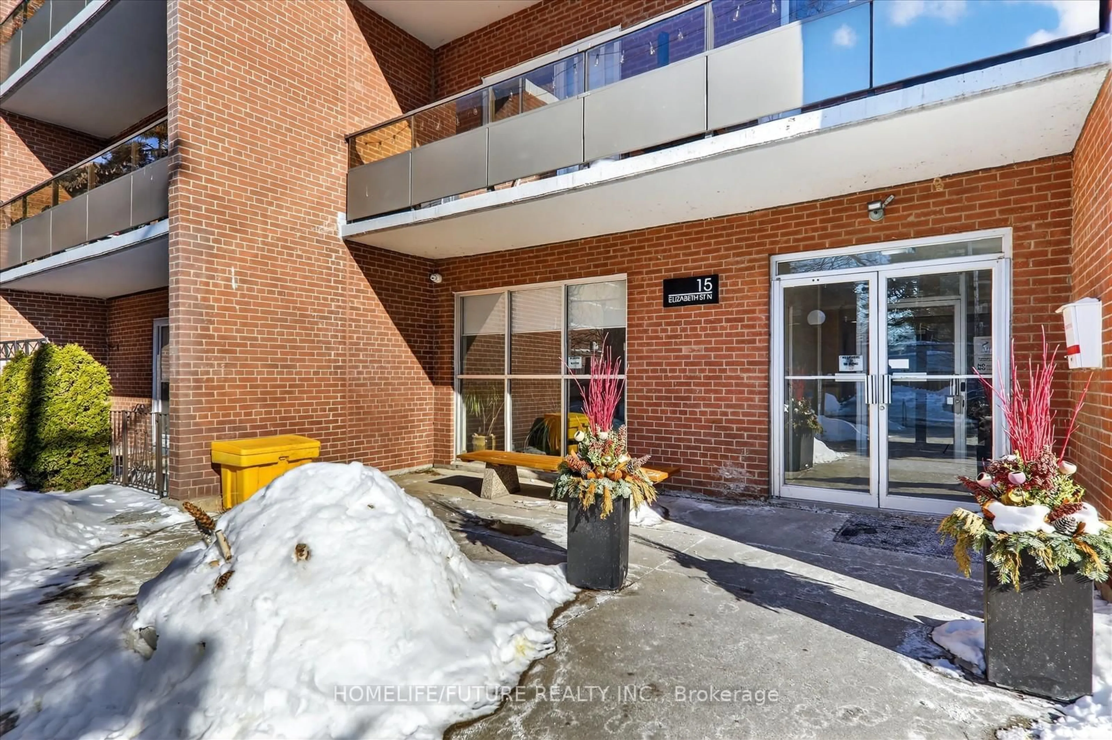 Indoor foyer for 15 Elizabeth St #704, Mississauga Ontario L5G 2Z3