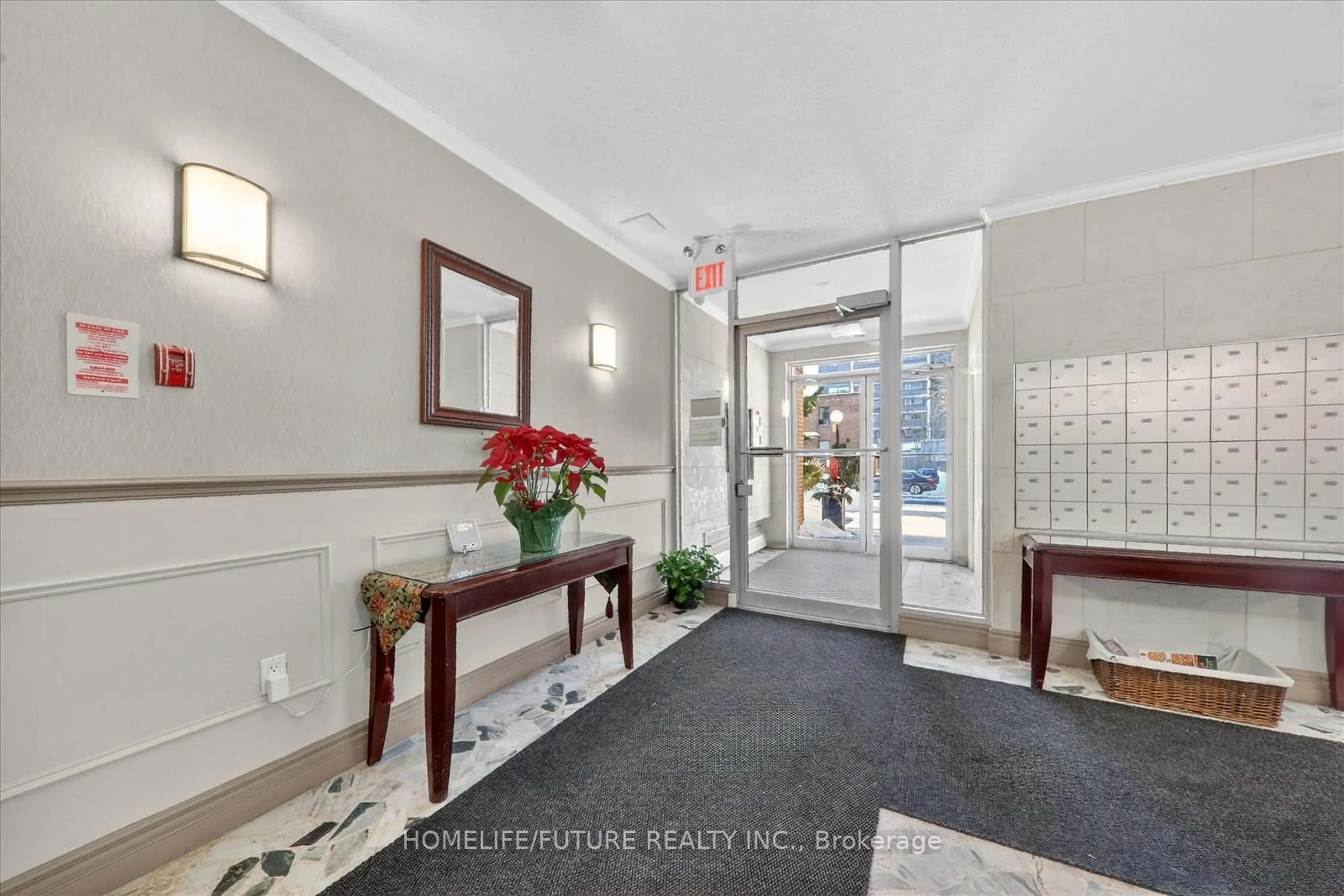 Indoor foyer for 15 Elizabeth St #704, Mississauga Ontario L5G 2Z3