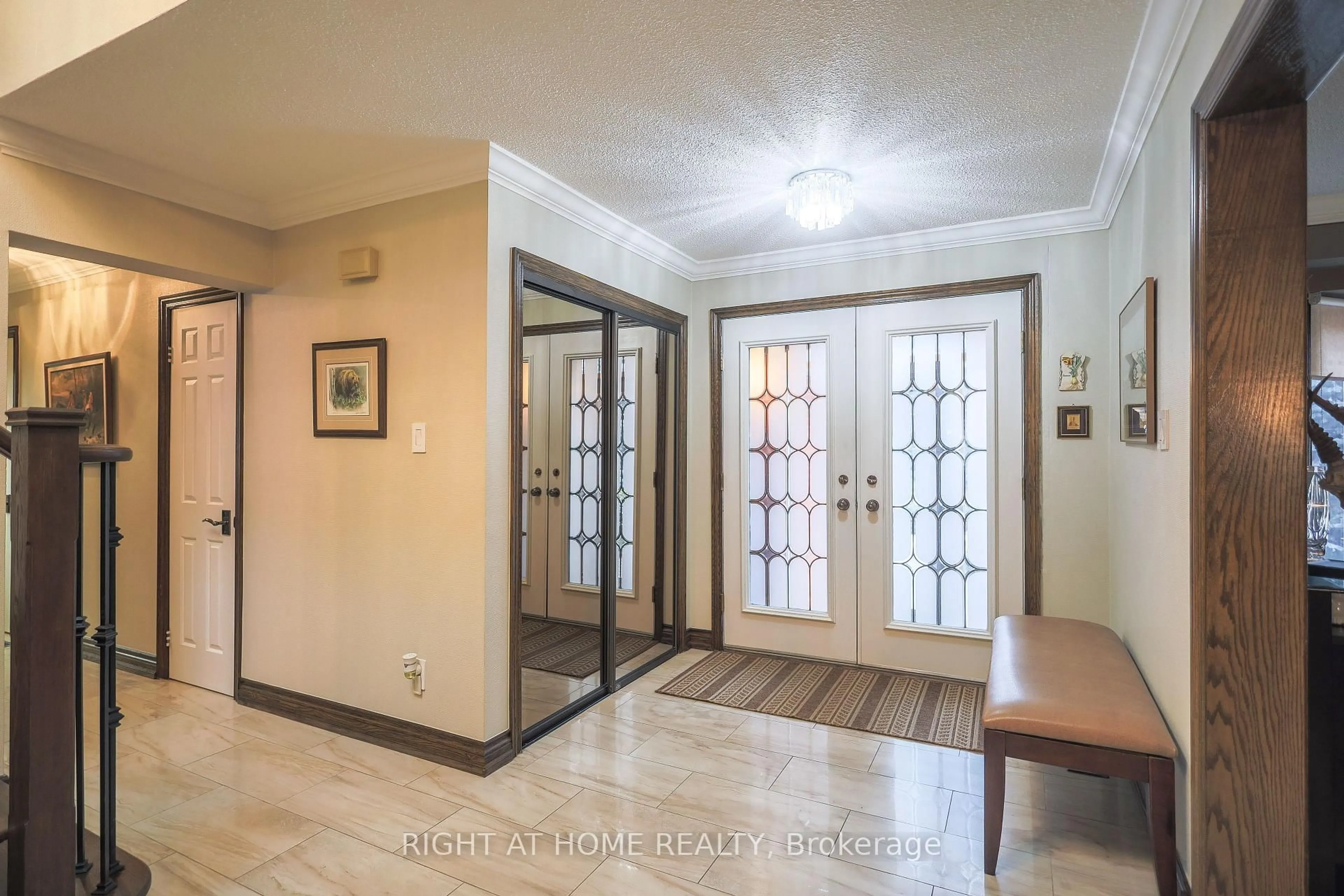 Indoor foyer for 1827 Folkway Dr, Mississauga Ontario L5L 2X1
