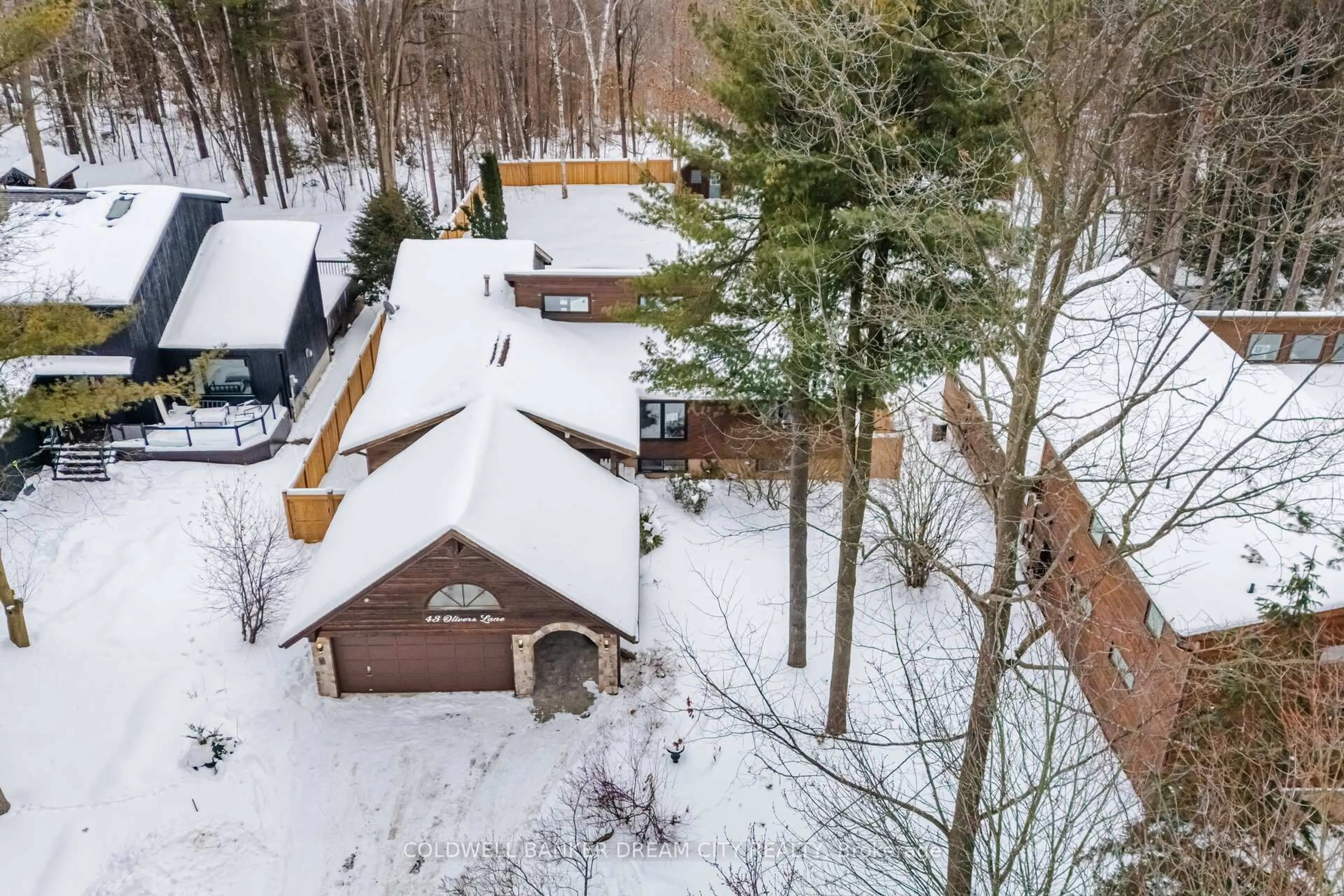 A pic from outside/outdoor area/front of a property/back of a property/a pic from drone, unknown for 43 Olivers Lane, Caledon Ontario L7C 1G5