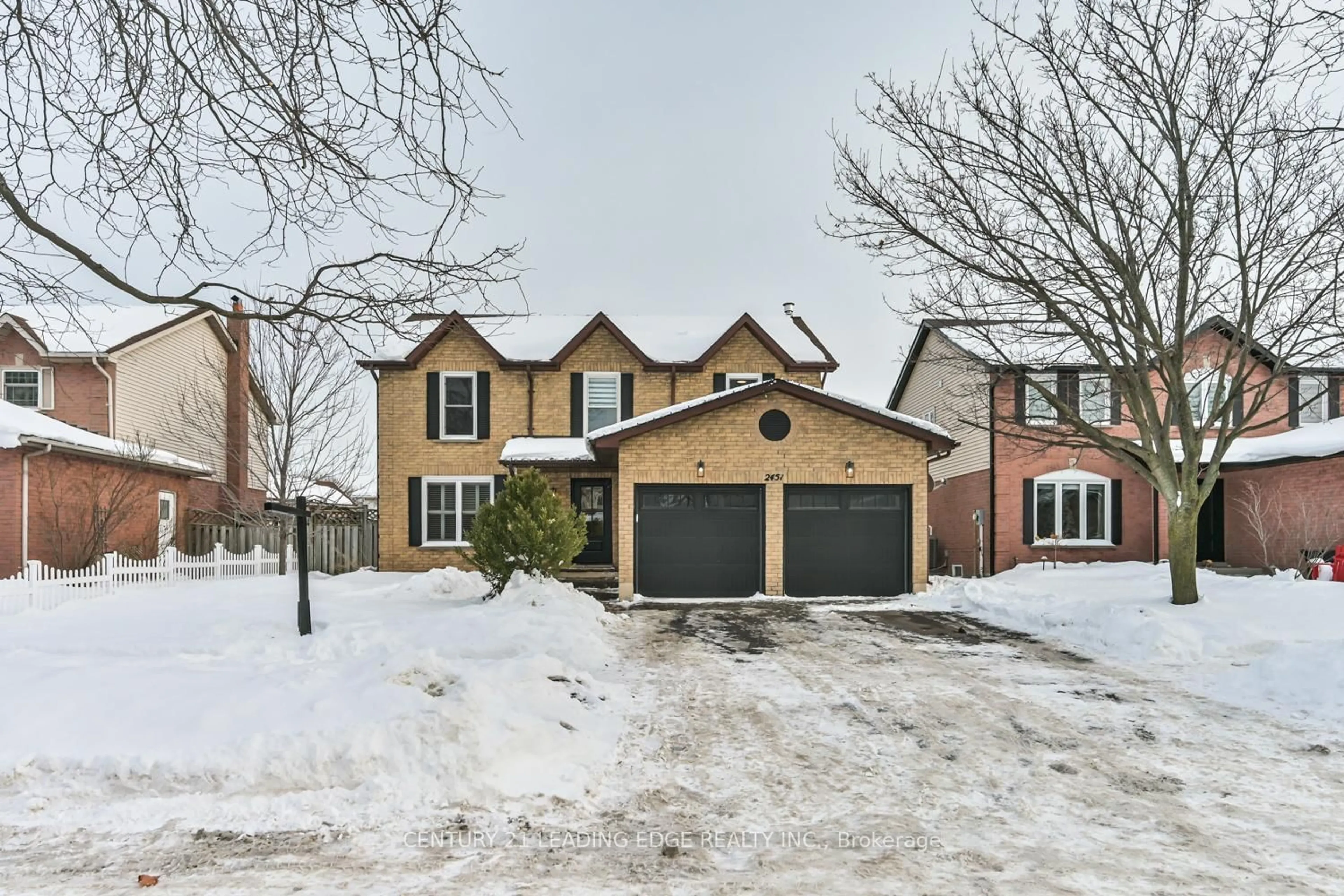 A pic from outside/outdoor area/front of a property/back of a property/a pic from drone, street for 2451 Butternut Cres, Burlington Ontario L7M 3L7