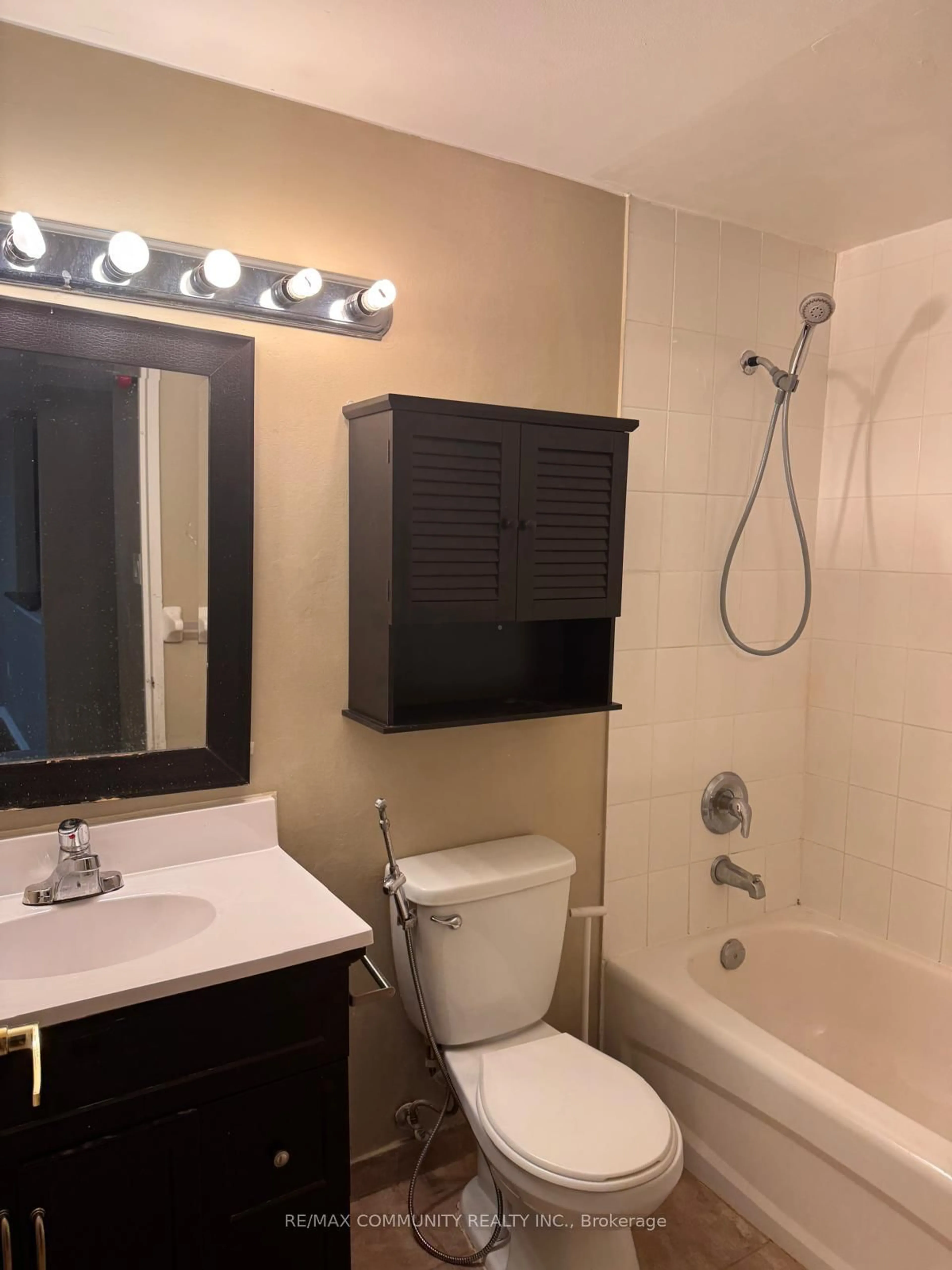 Standard bathroom, unknown for 6720 Glen Erin Dr #505, Mississauga Ontario L4Z 3X7