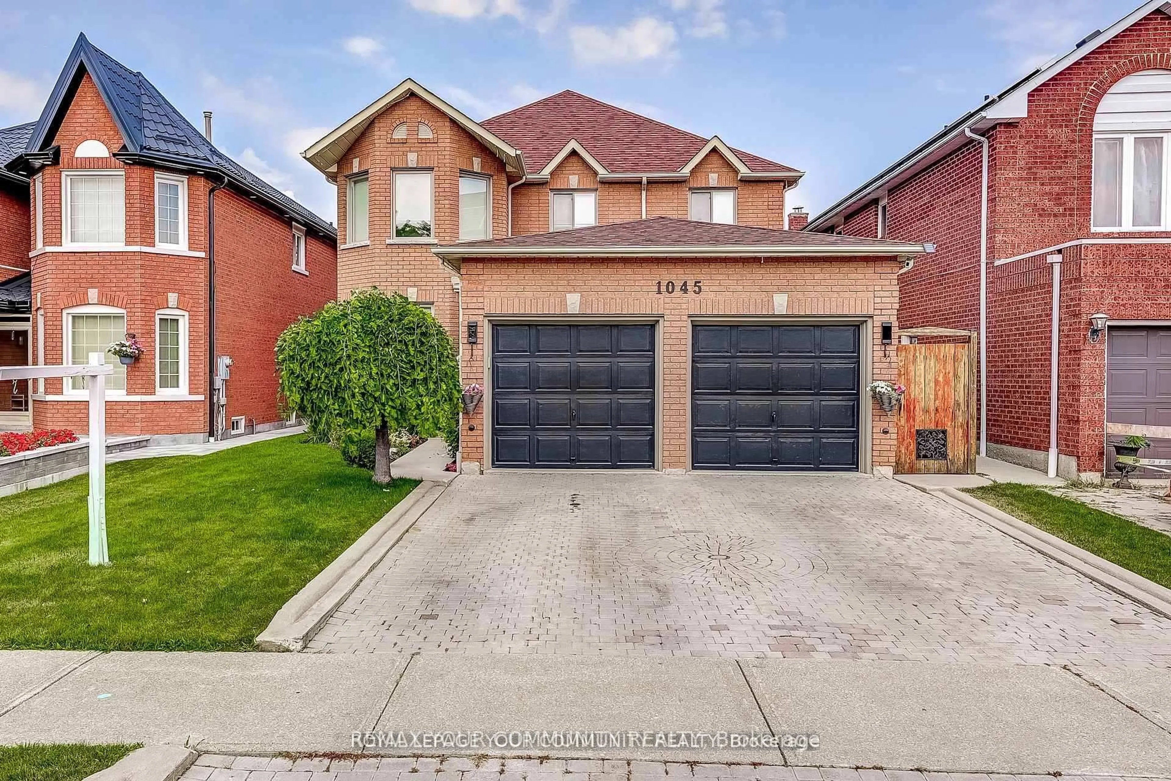Home with brick exterior material, street for 1045 Sherwood Mills Blvd, Mississauga Ontario L5V 1R3