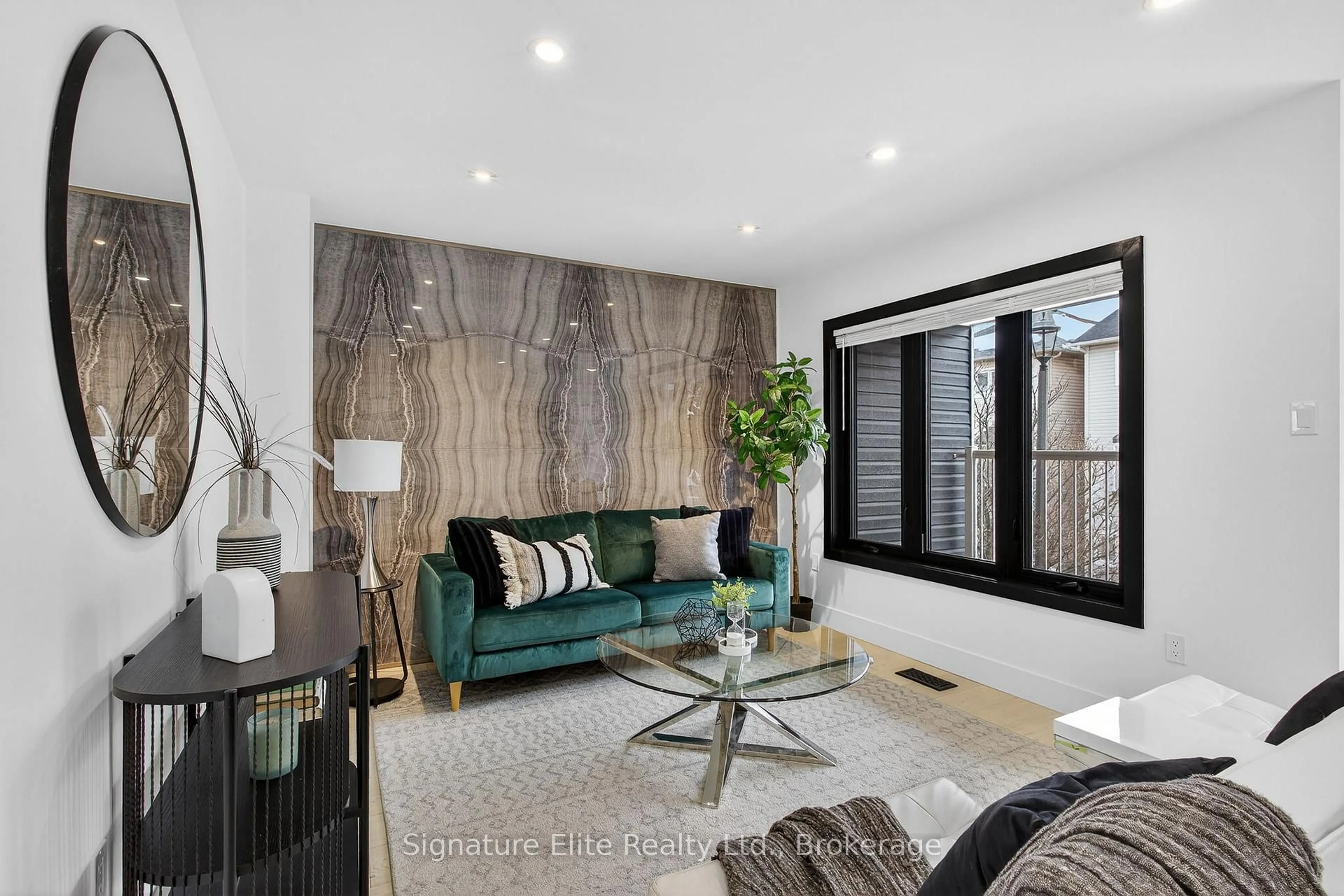 Living room with furniture, unknown for 5090 FAIRVIEW St #50, Burlington Ontario L7L 7H5