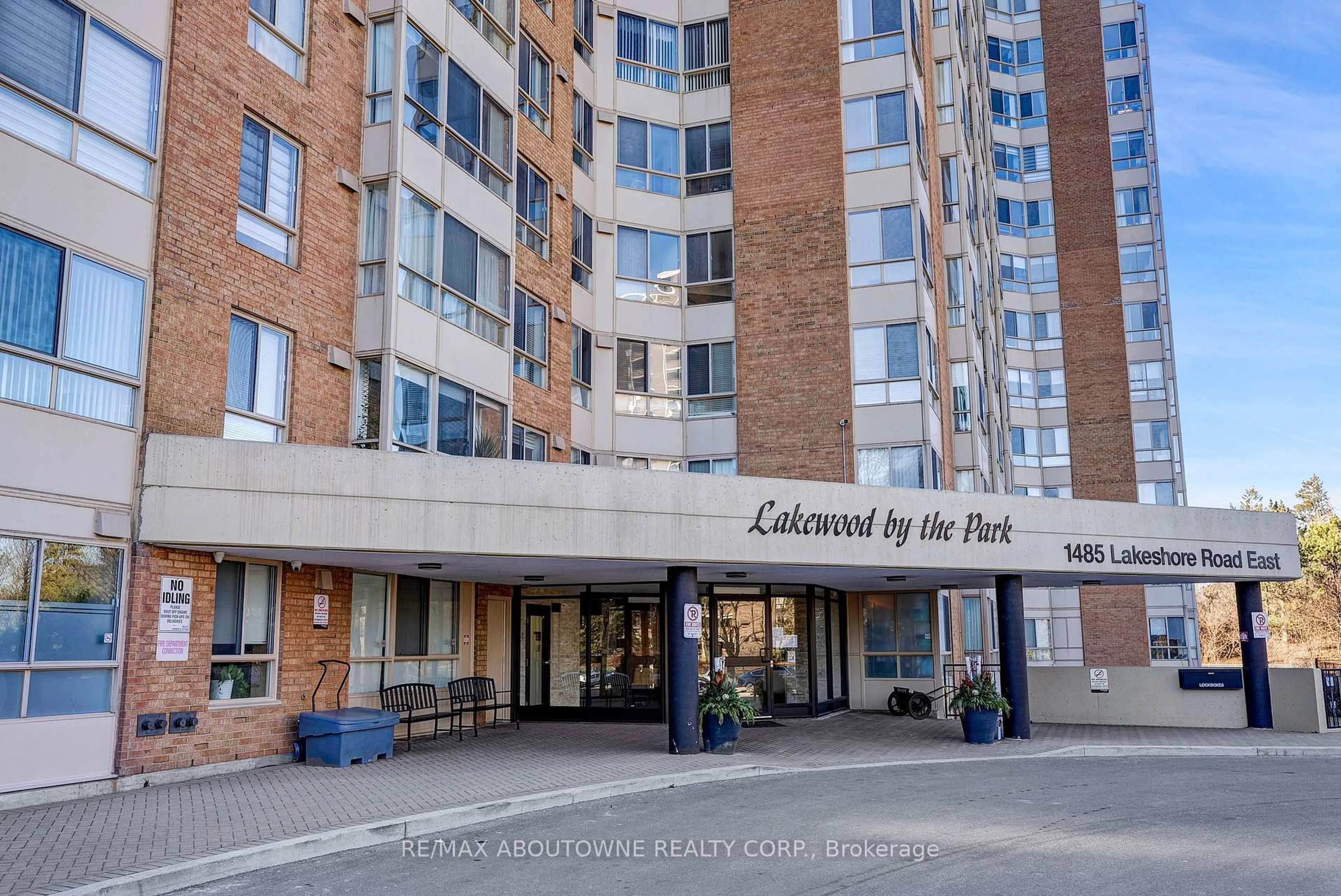 Indoor foyer for 1485 Lakeshore Rd #216, Mississauga Ontario L5E 3G2