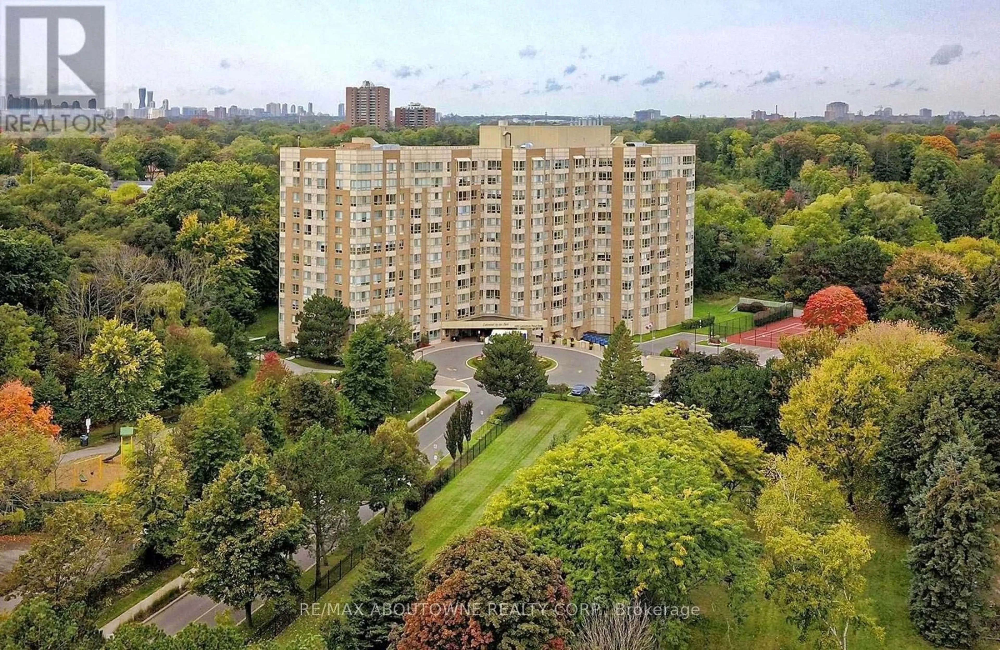A pic from outside/outdoor area/front of a property/back of a property/a pic from drone, city buildings view from balcony for 1485 Lakeshore Rd #216, Mississauga Ontario L5E 3G2