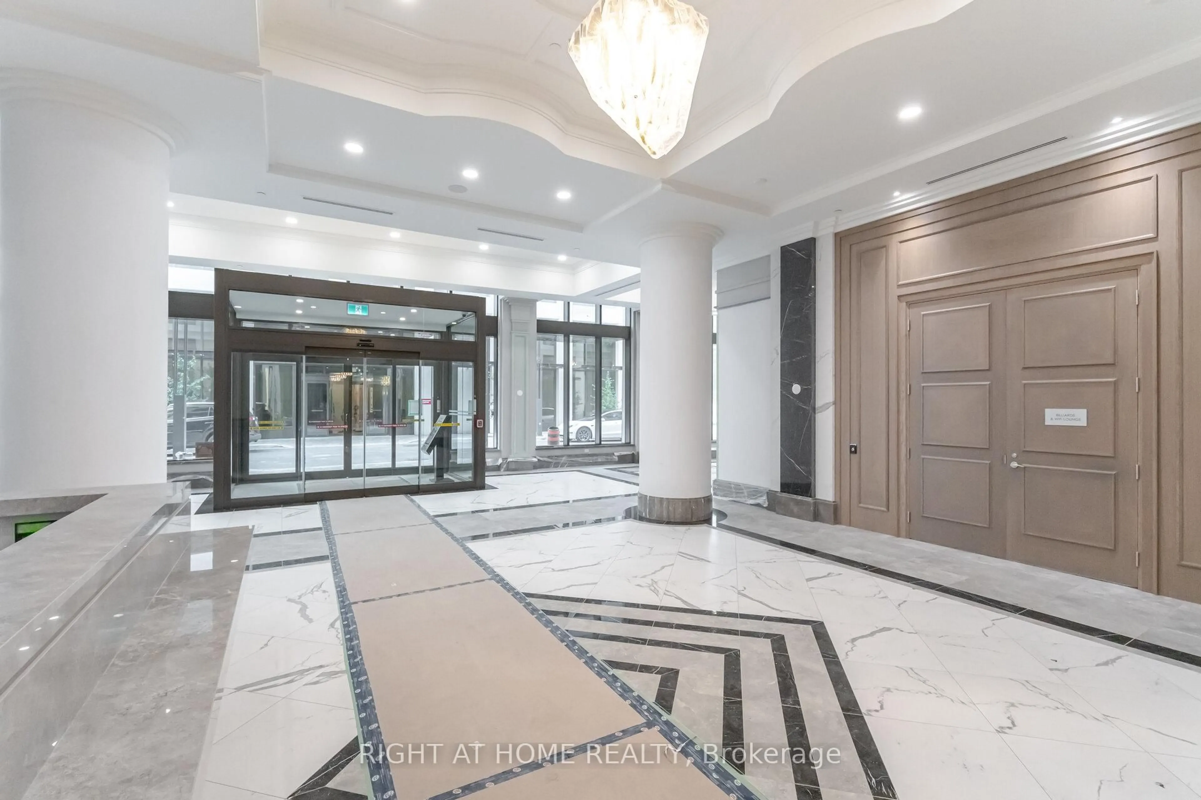 Indoor foyer for 30 Elm Dr #3906, Mississauga Ontario L5B 0N6