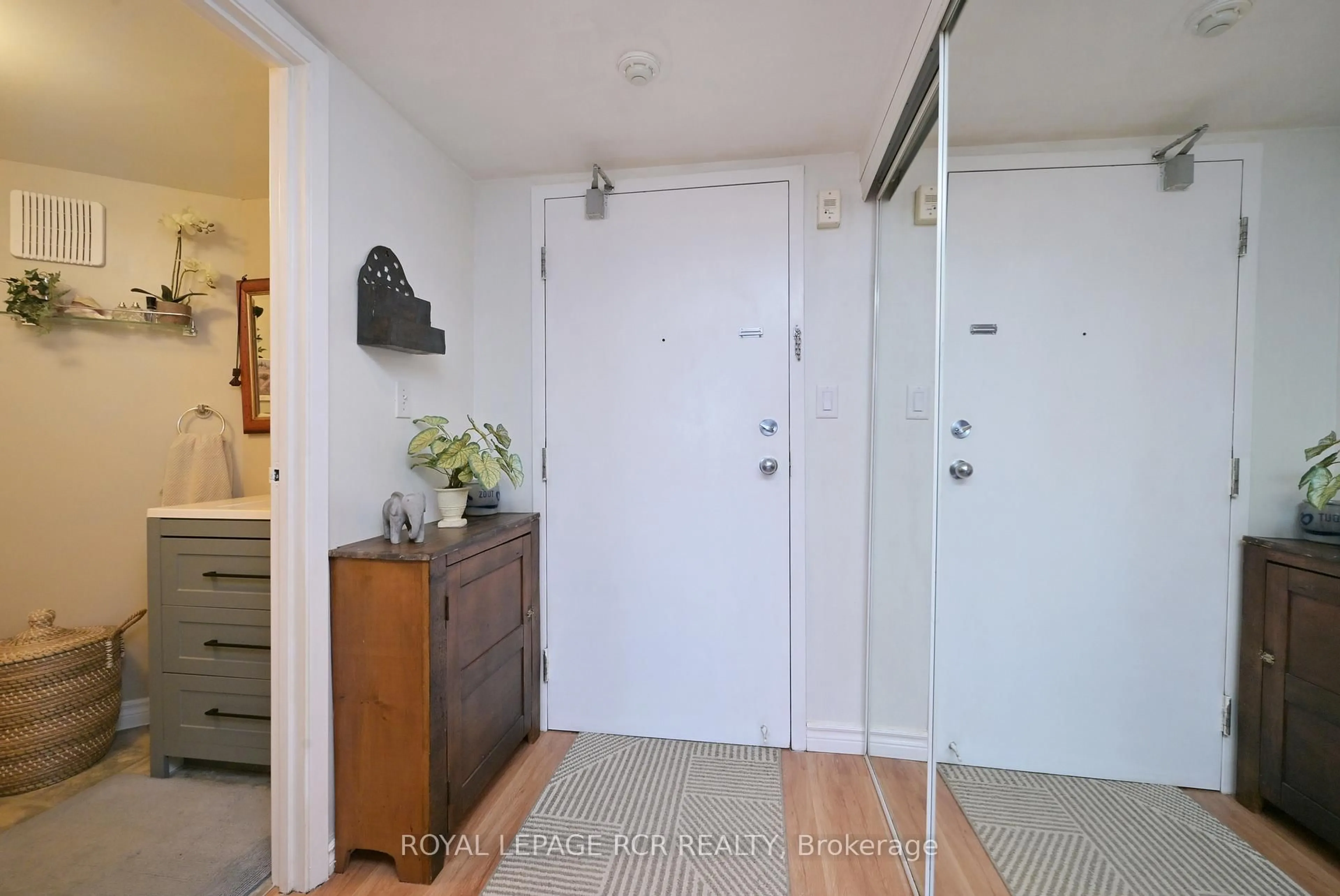 Indoor entryway for 123 Broadway #B, Orangeville Ontario L9W 1K2