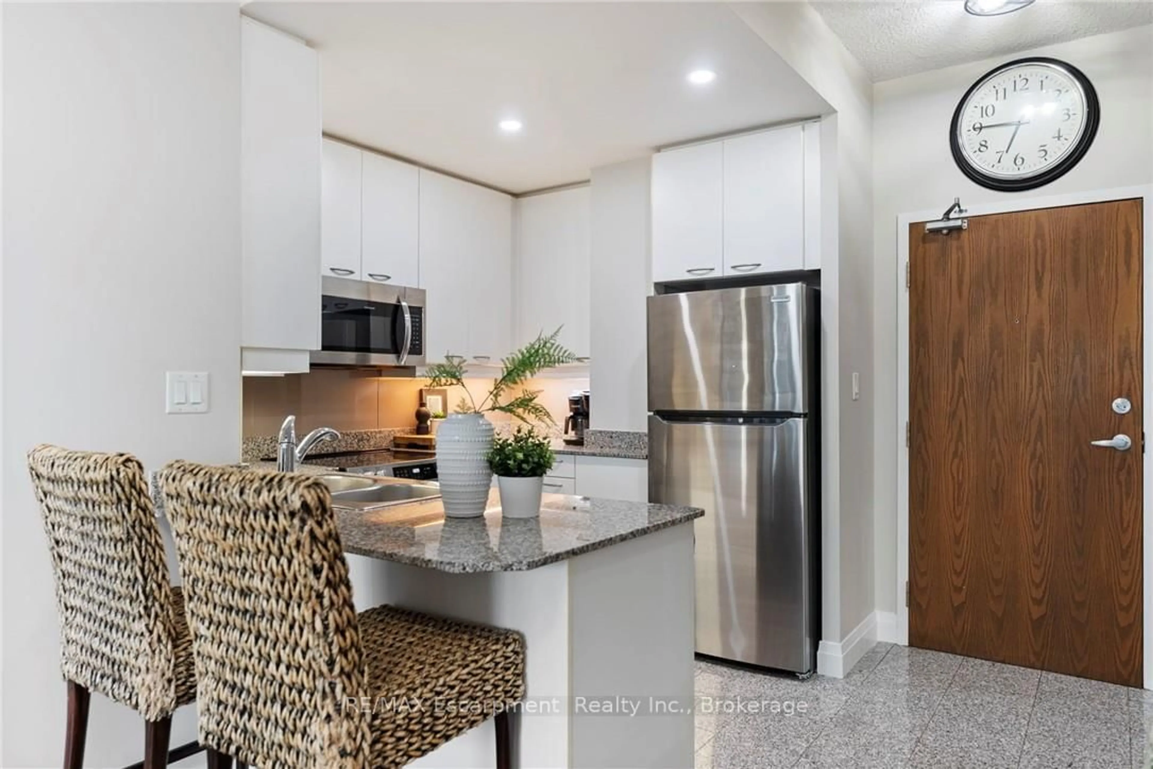 Open concept kitchen, ceramic/tile floor for 88 Palace Pier #902, Toronto Ontario M8V 3W9