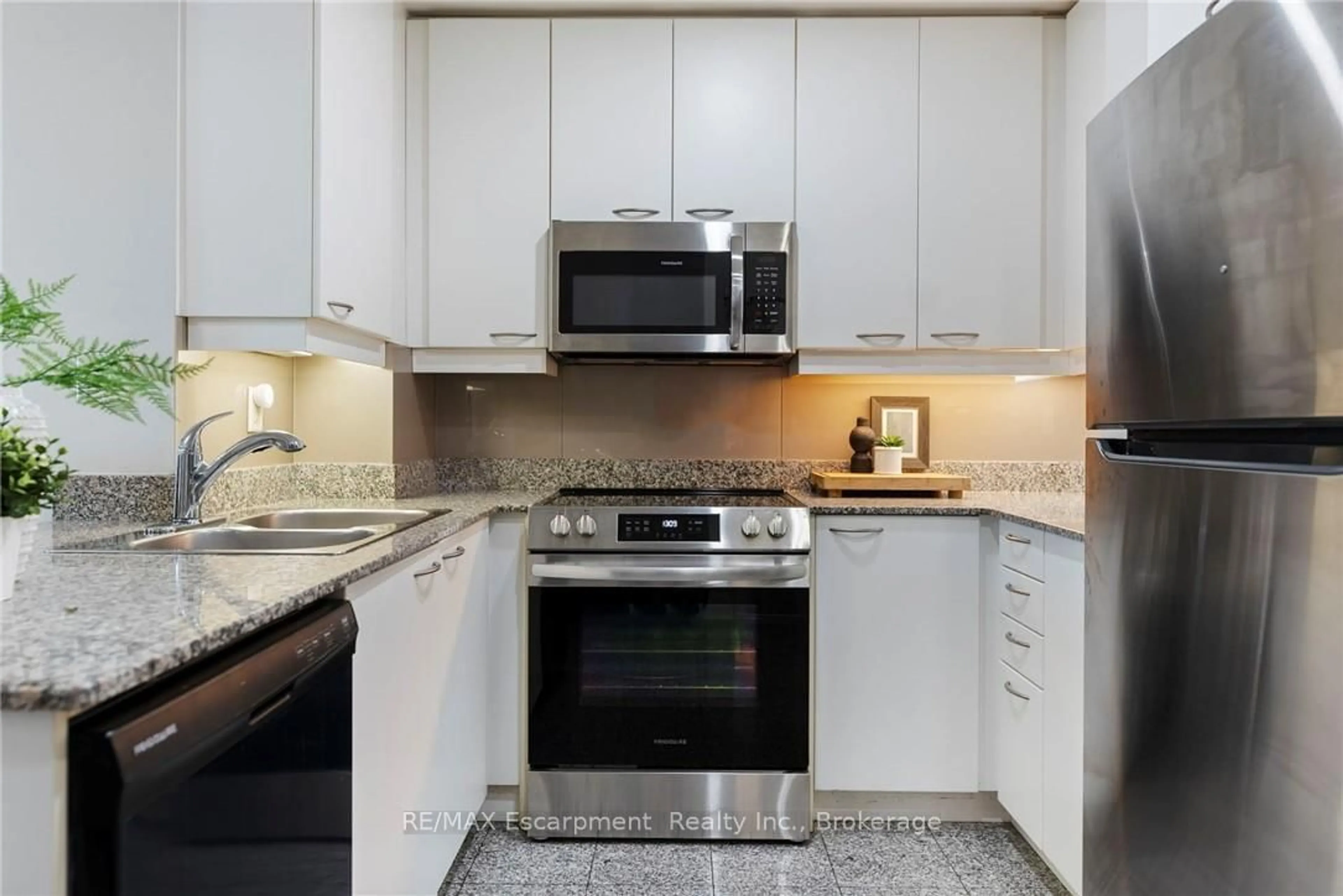 Standard kitchen, ceramic/tile floor for 88 Palace Pier #902, Toronto Ontario M8V 3W9