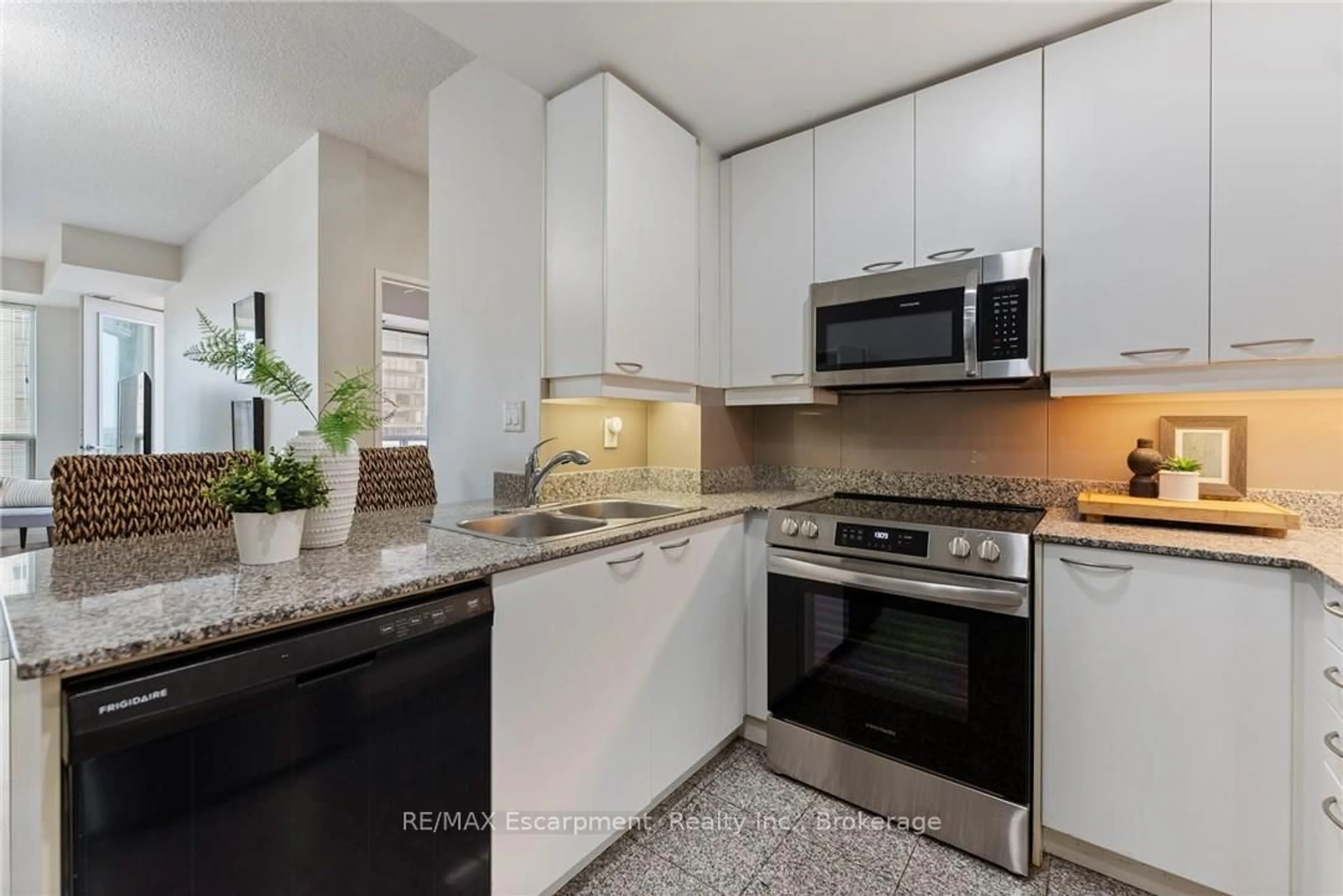 Standard kitchen, ceramic/tile floor for 88 Palace Pier #902, Toronto Ontario M8V 3W9