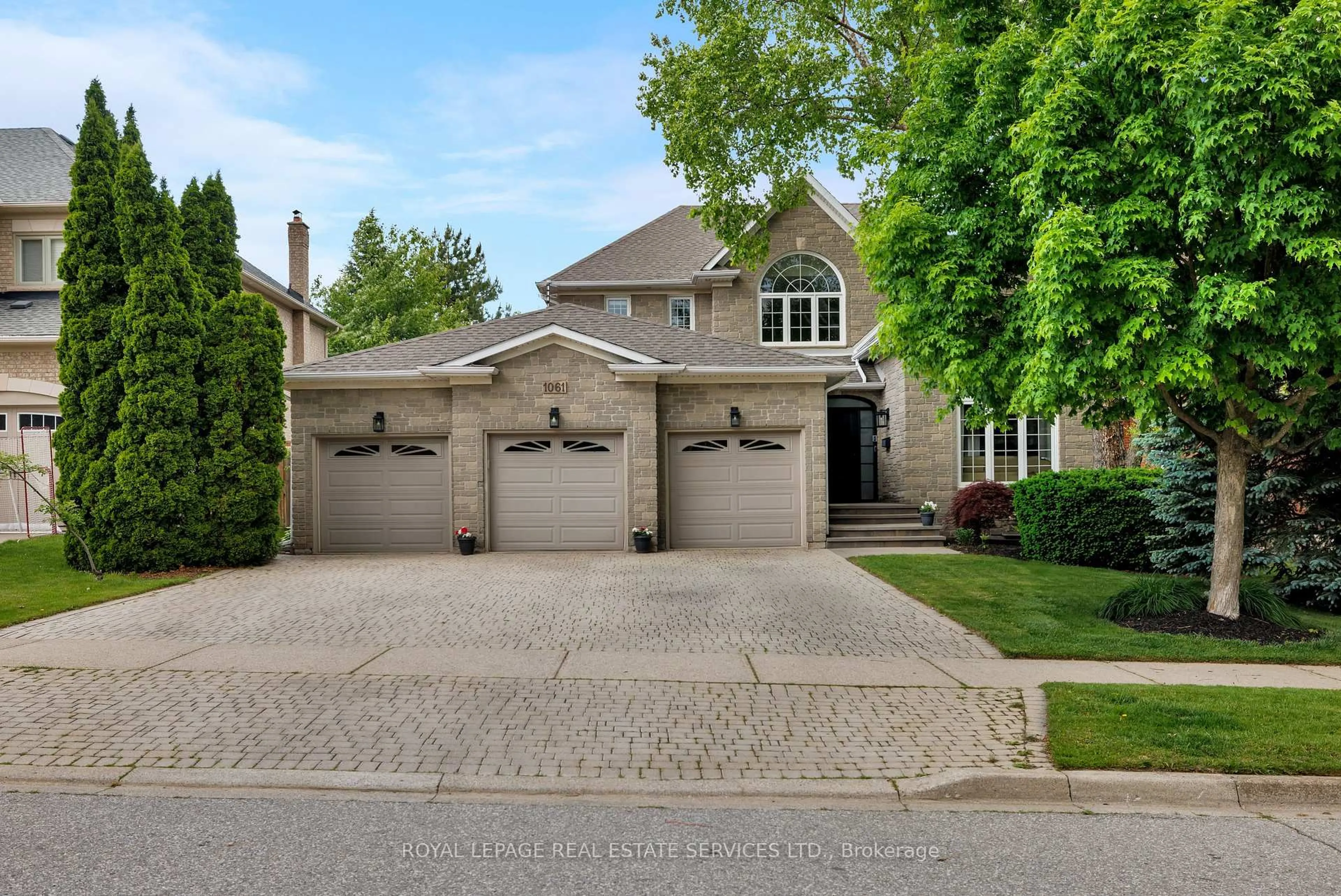 Home with brick exterior material, street for 1061 Summit Ridge Dr, Oakville Ontario L6M 3K9