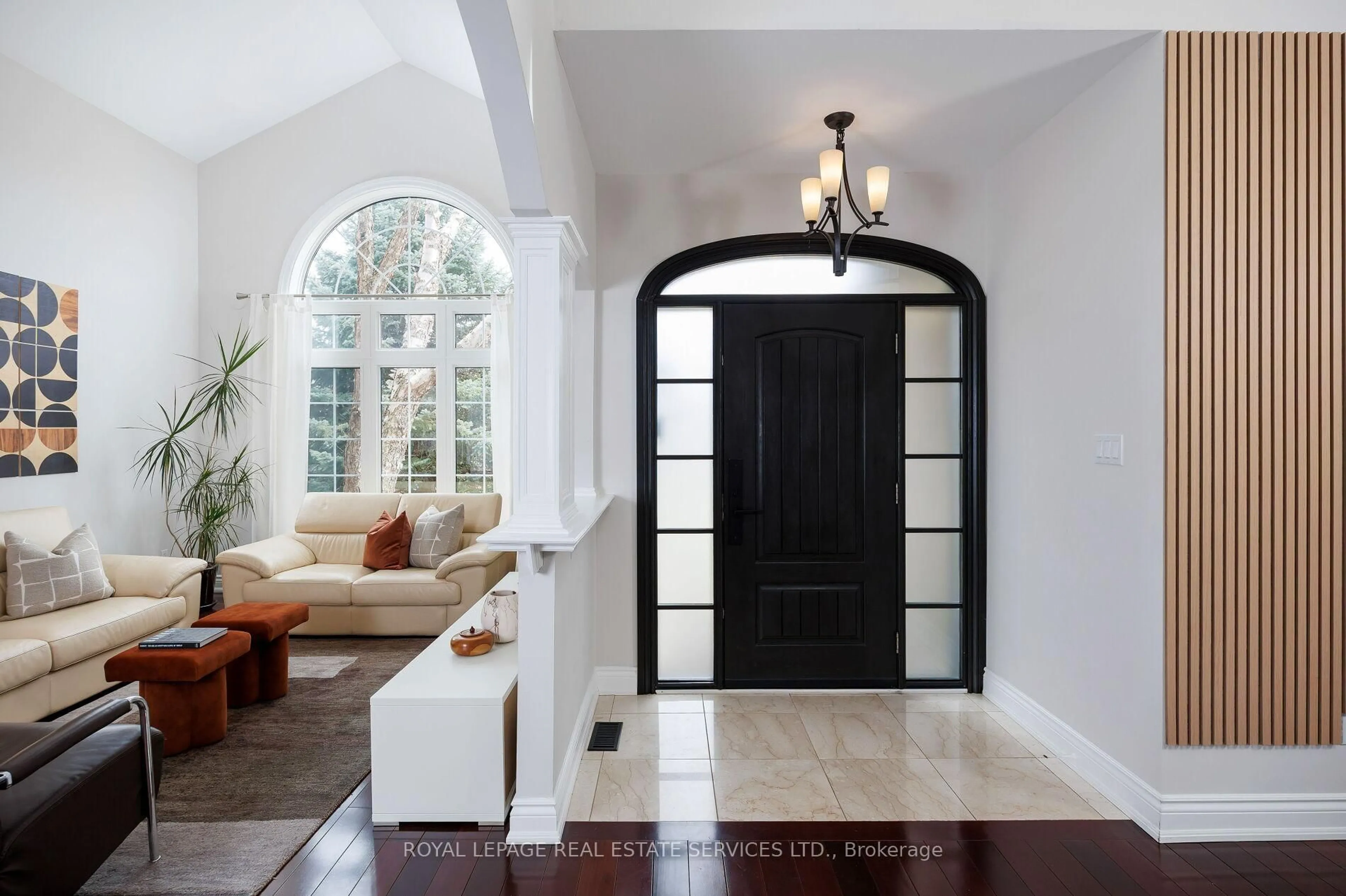 Indoor entryway for 1061 Summit Ridge Dr, Oakville Ontario L6M 3K9