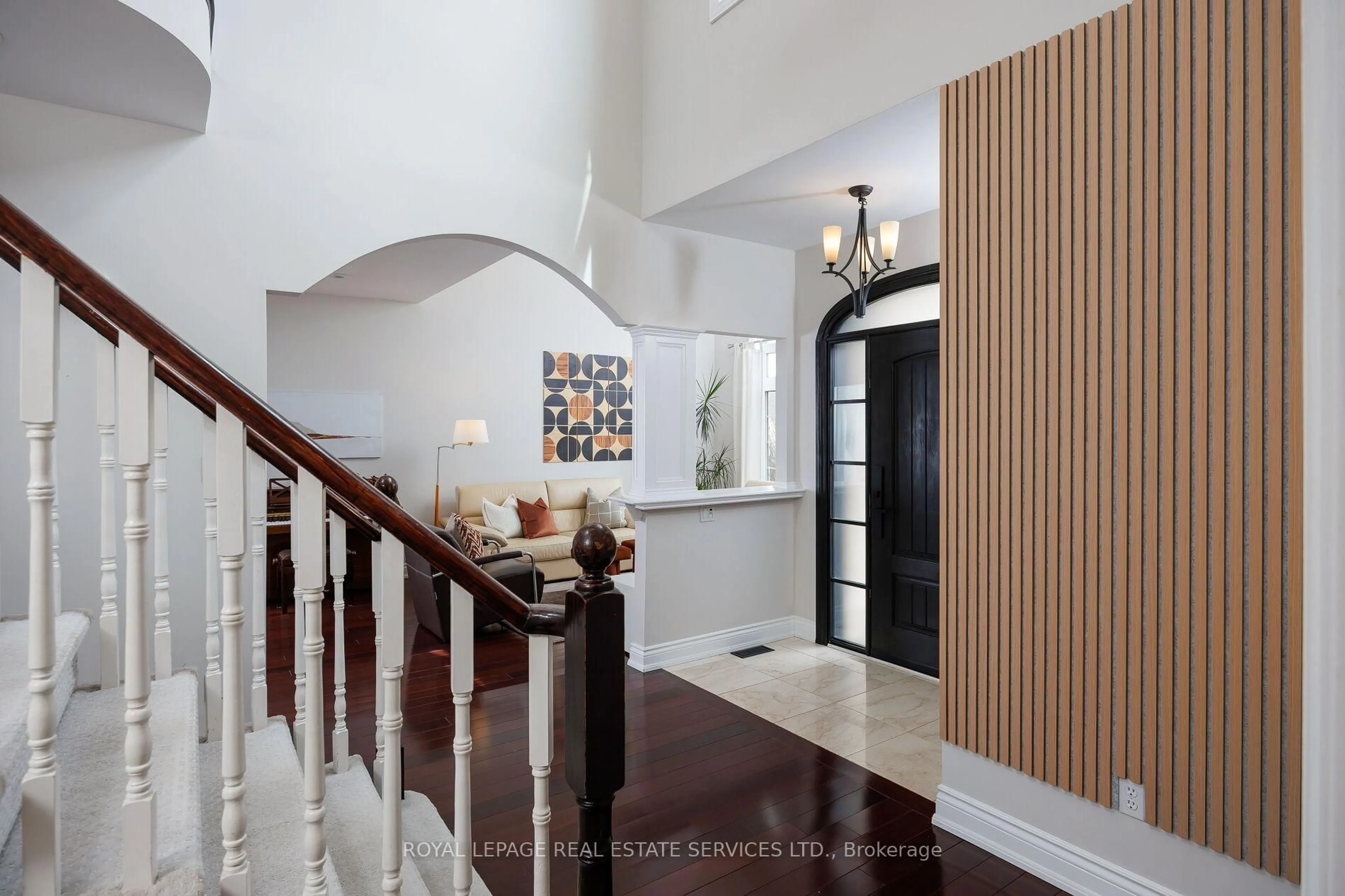 Indoor entryway for 1061 Summit Ridge Dr, Oakville Ontario L6M 3K9