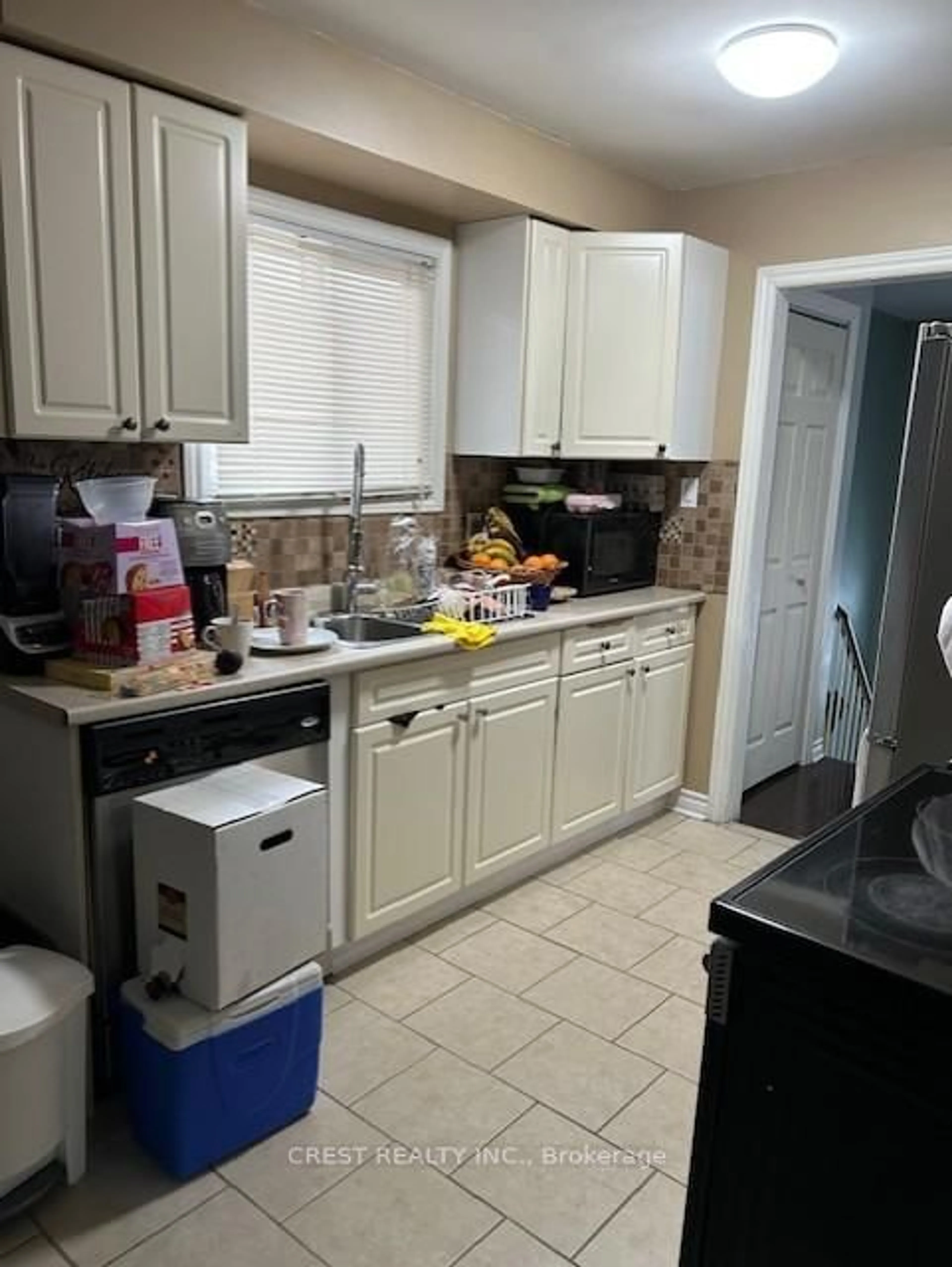 Standard kitchen, unknown for 8 Holgate Crt, Brampton Ontario L6Z 1S1