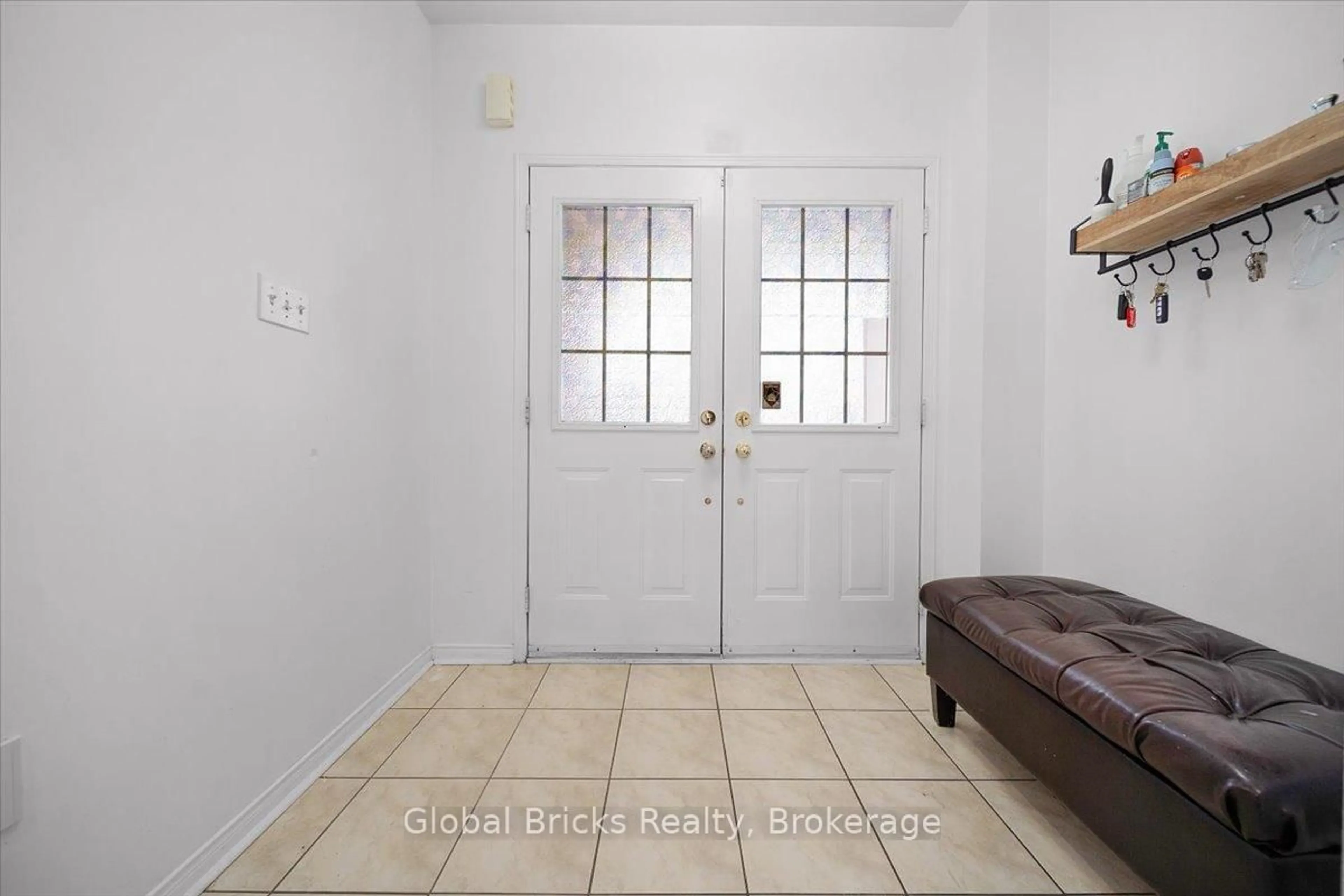 Indoor entryway for 3314 Flagstone Dr, Mississauga Ontario L5M 7T7