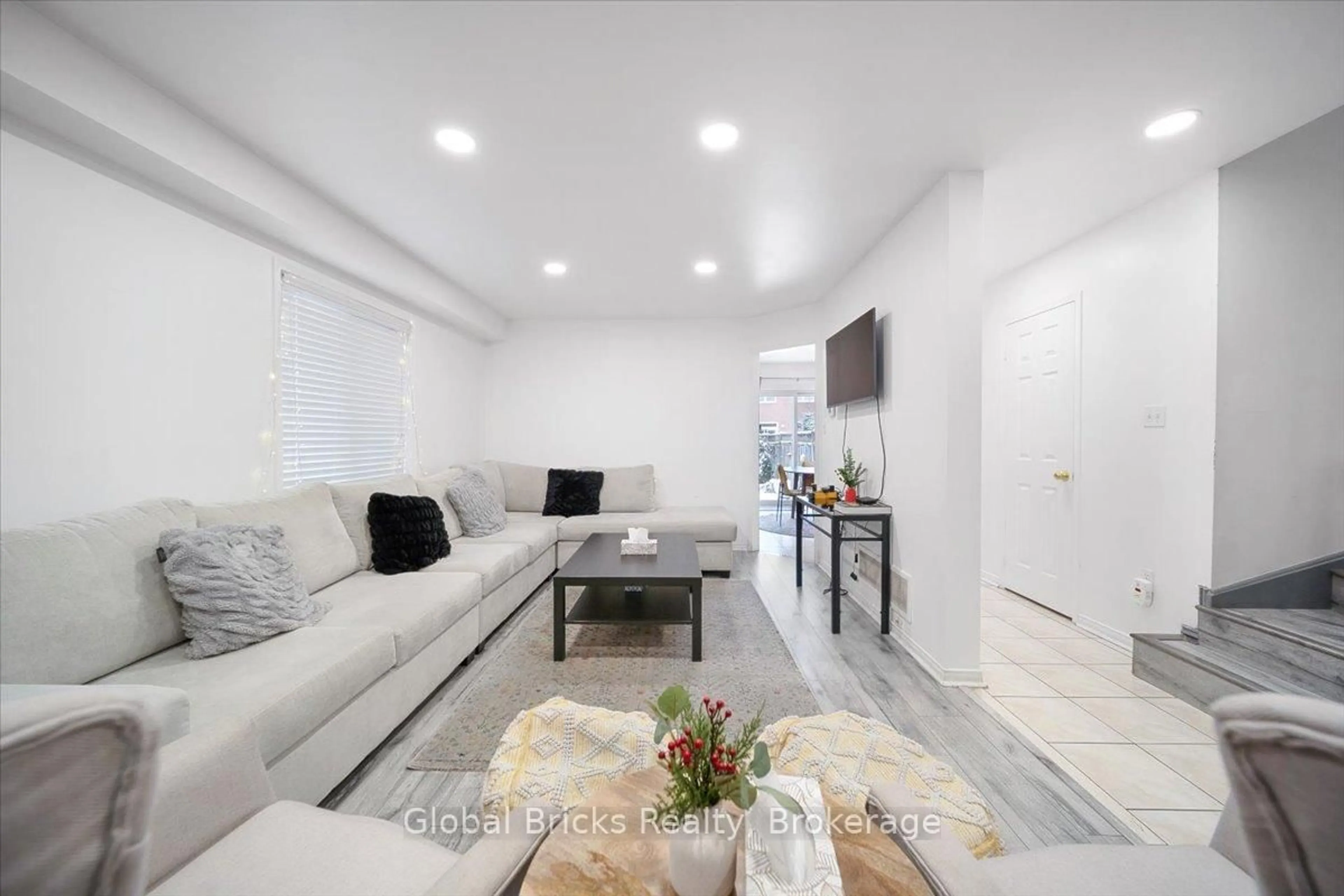 Living room with furniture, unknown for 3314 Flagstone Dr, Mississauga Ontario L5M 7T7