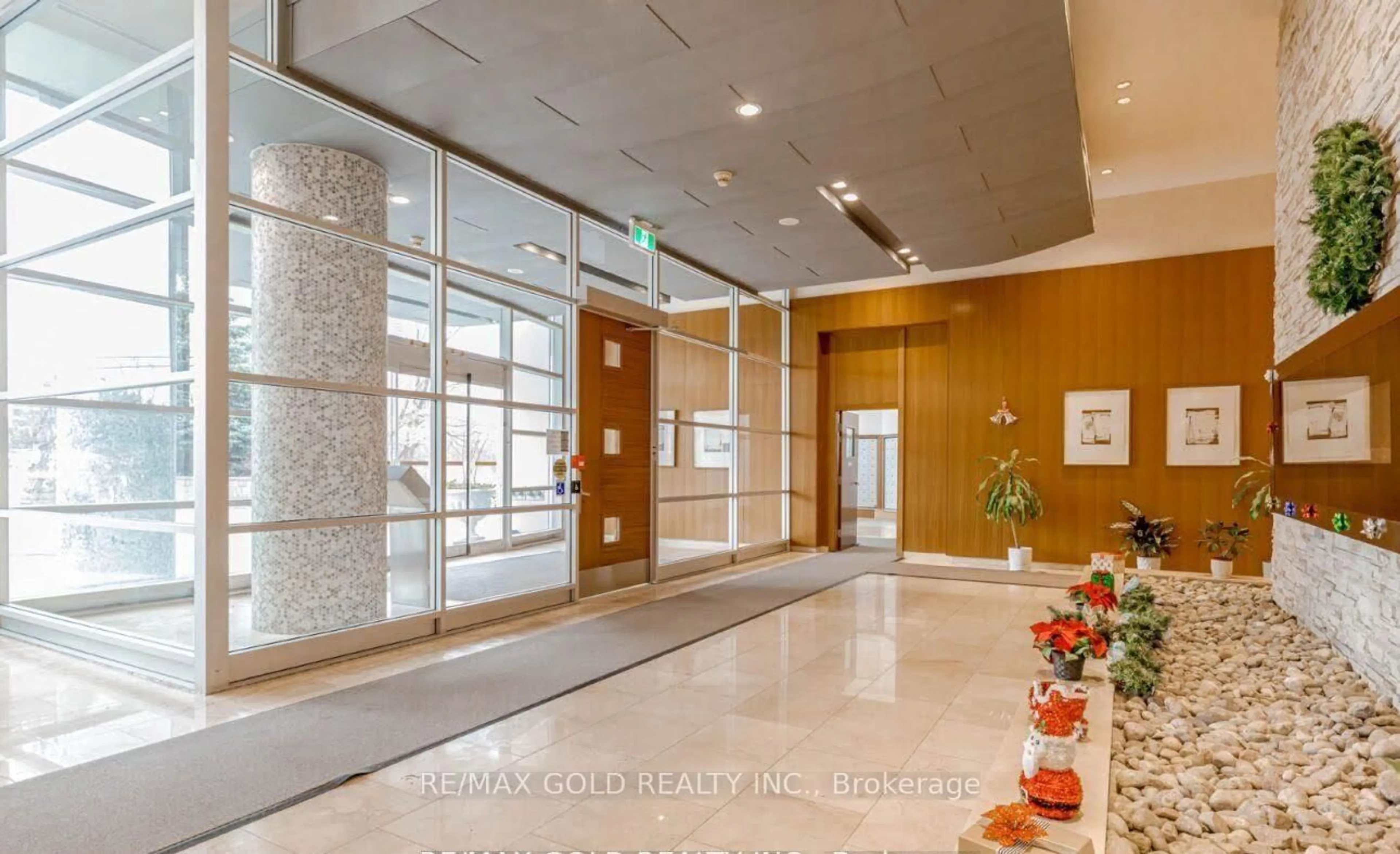 Indoor foyer for 220 Burnhamthorpe Rd #2102, Mississauga Ontario L5B 4N4