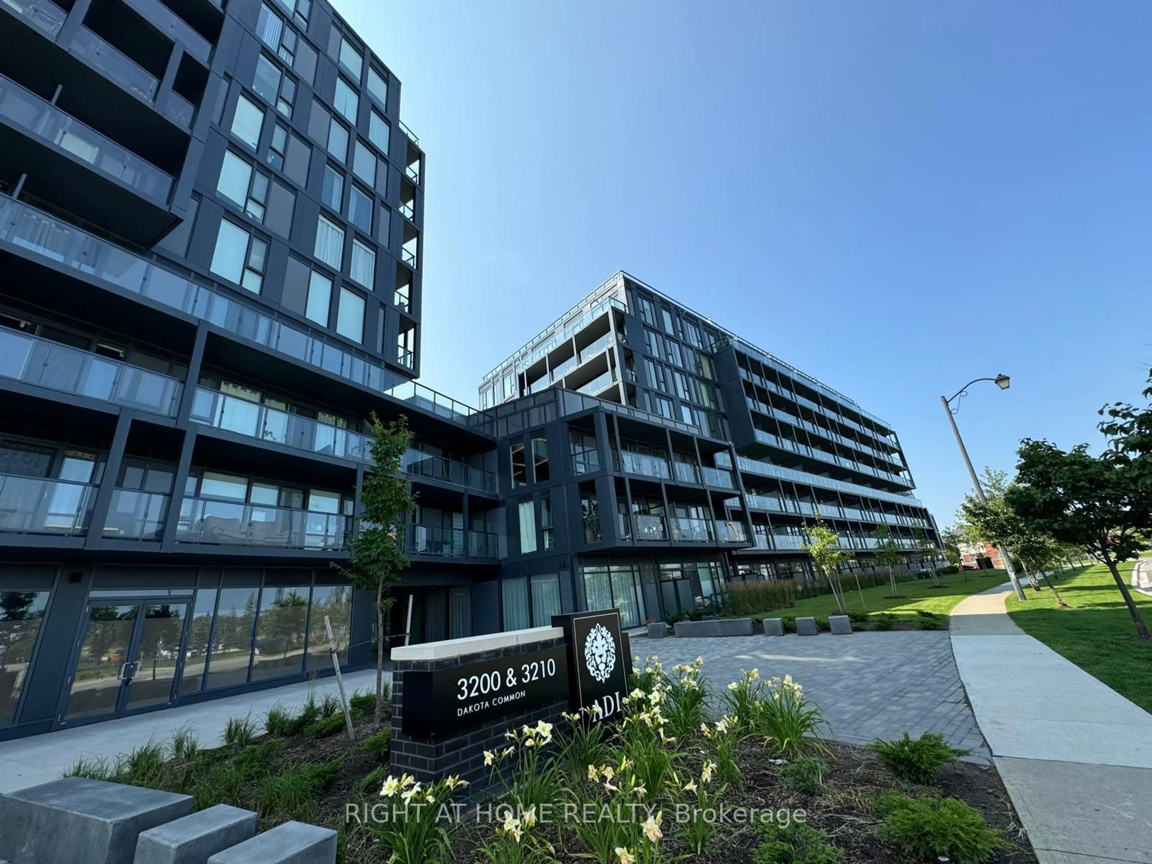 Unknown for 3200 Dakota Common #B1010, Burlington Ontario L7M 2A9