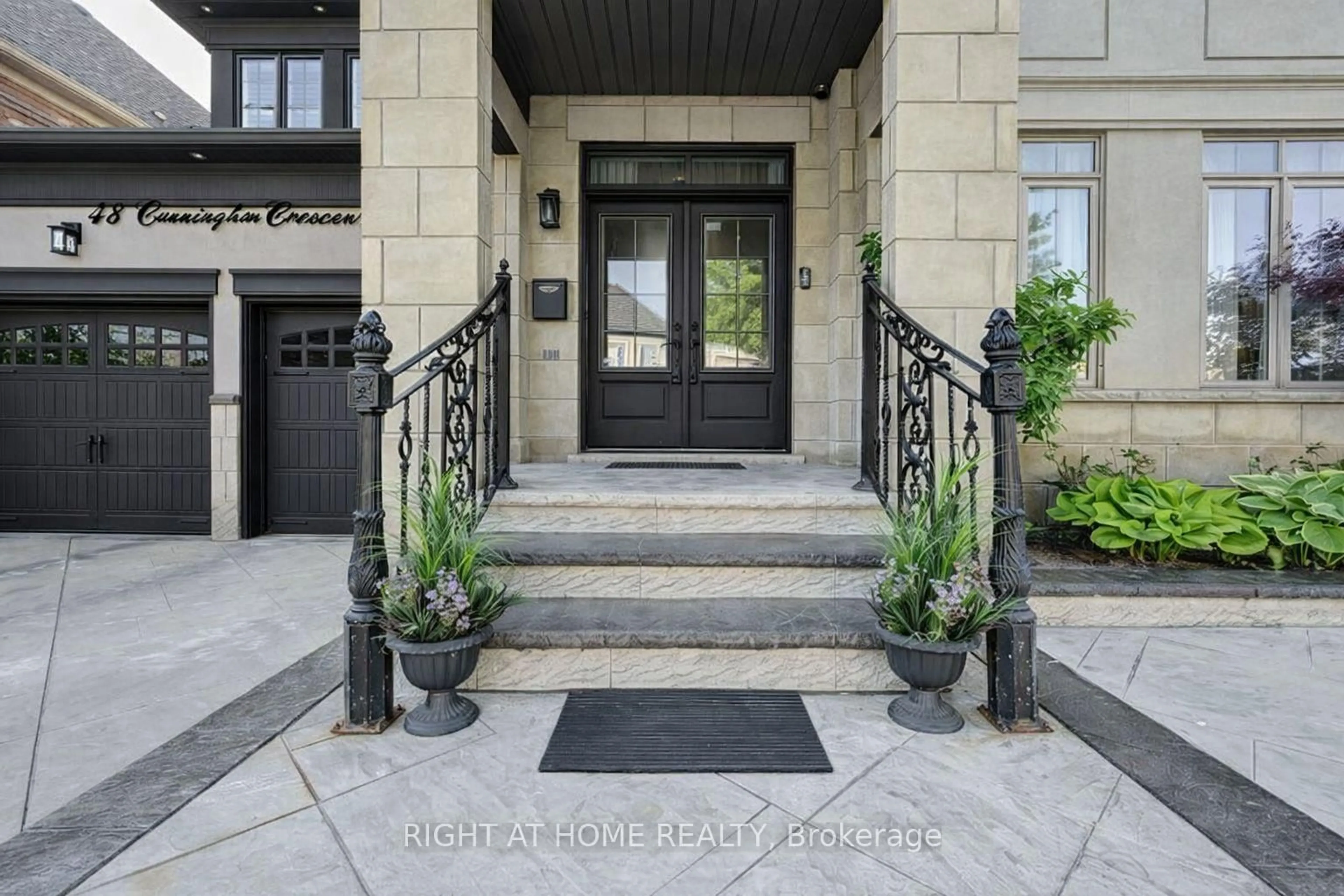 Indoor entryway for 48 Cannington Cres, Brampton Ontario L6X 2Y4