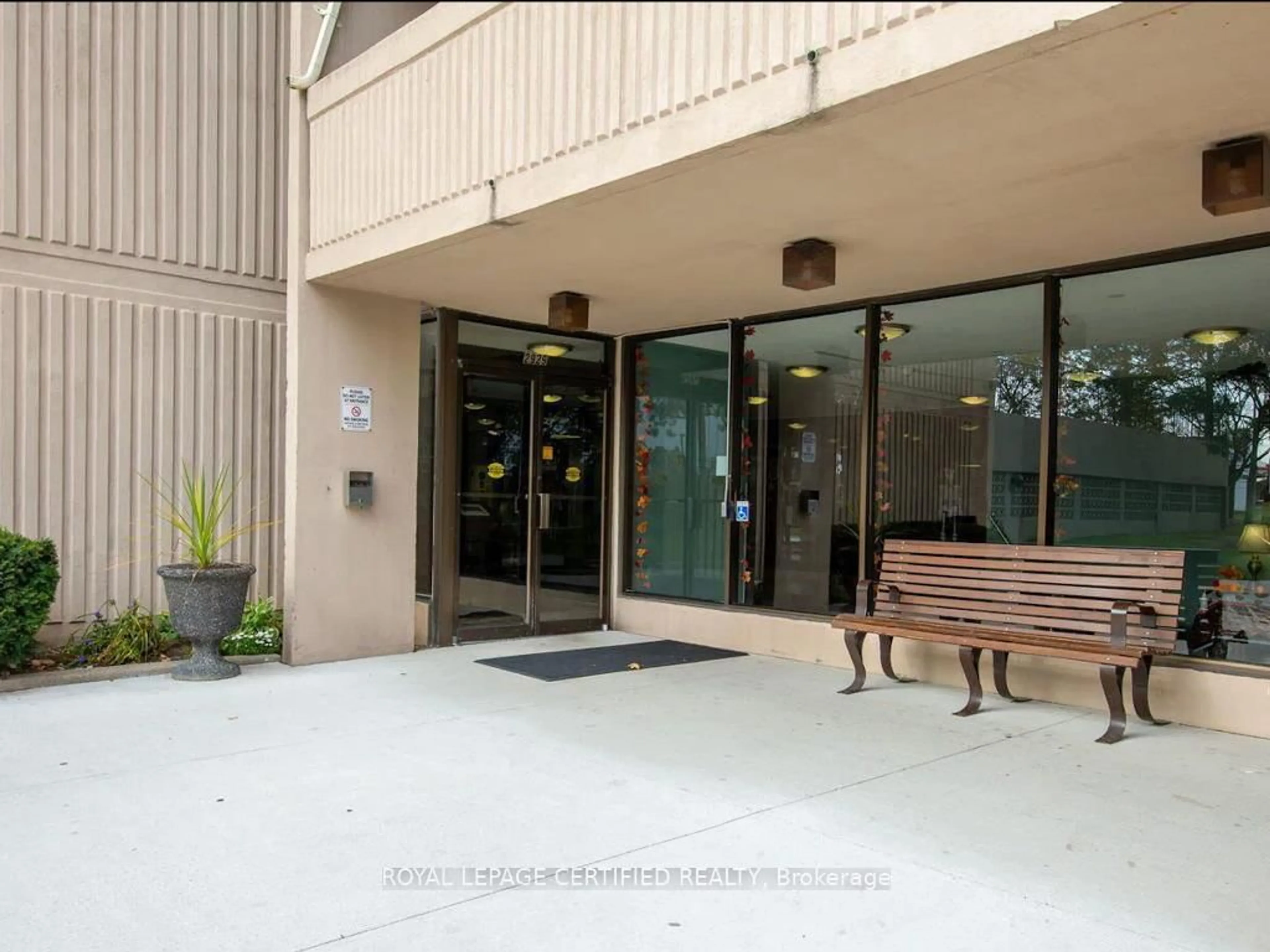 Indoor foyer for 2929 Aquitaine Ave #1209, Mississauga Ontario L5N 2C7