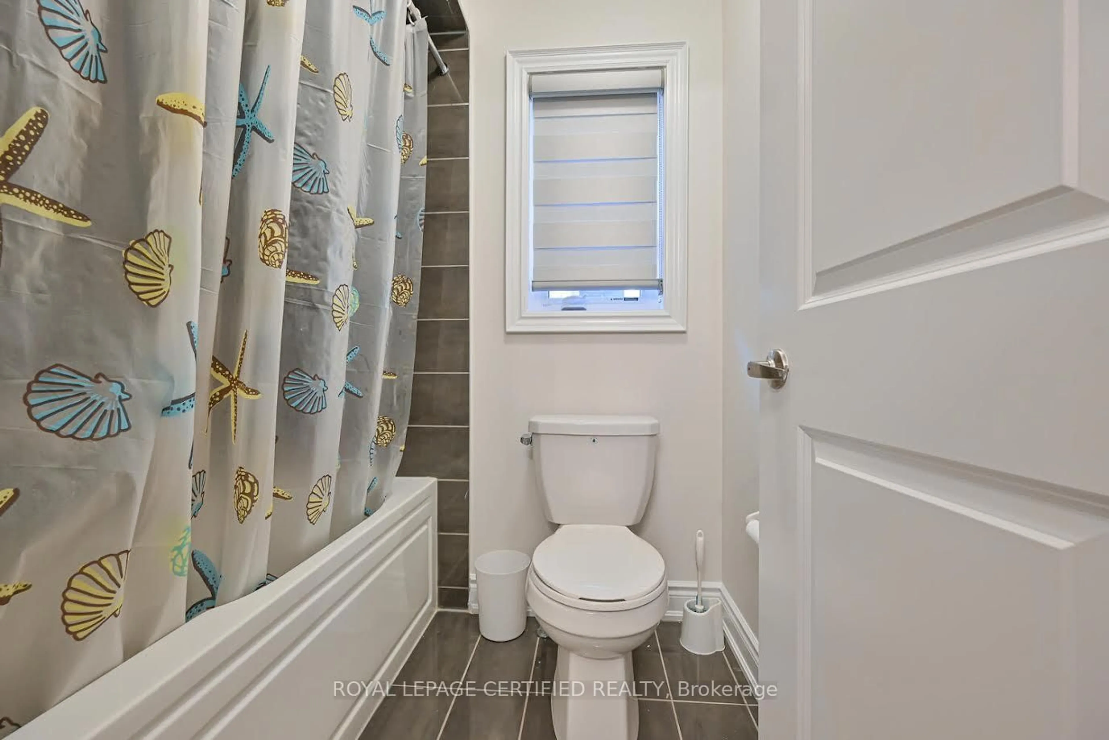 Standard bathroom, ceramic/tile floor for 4072 Hillsborough Cres, Oakville Ontario L6H 3P8