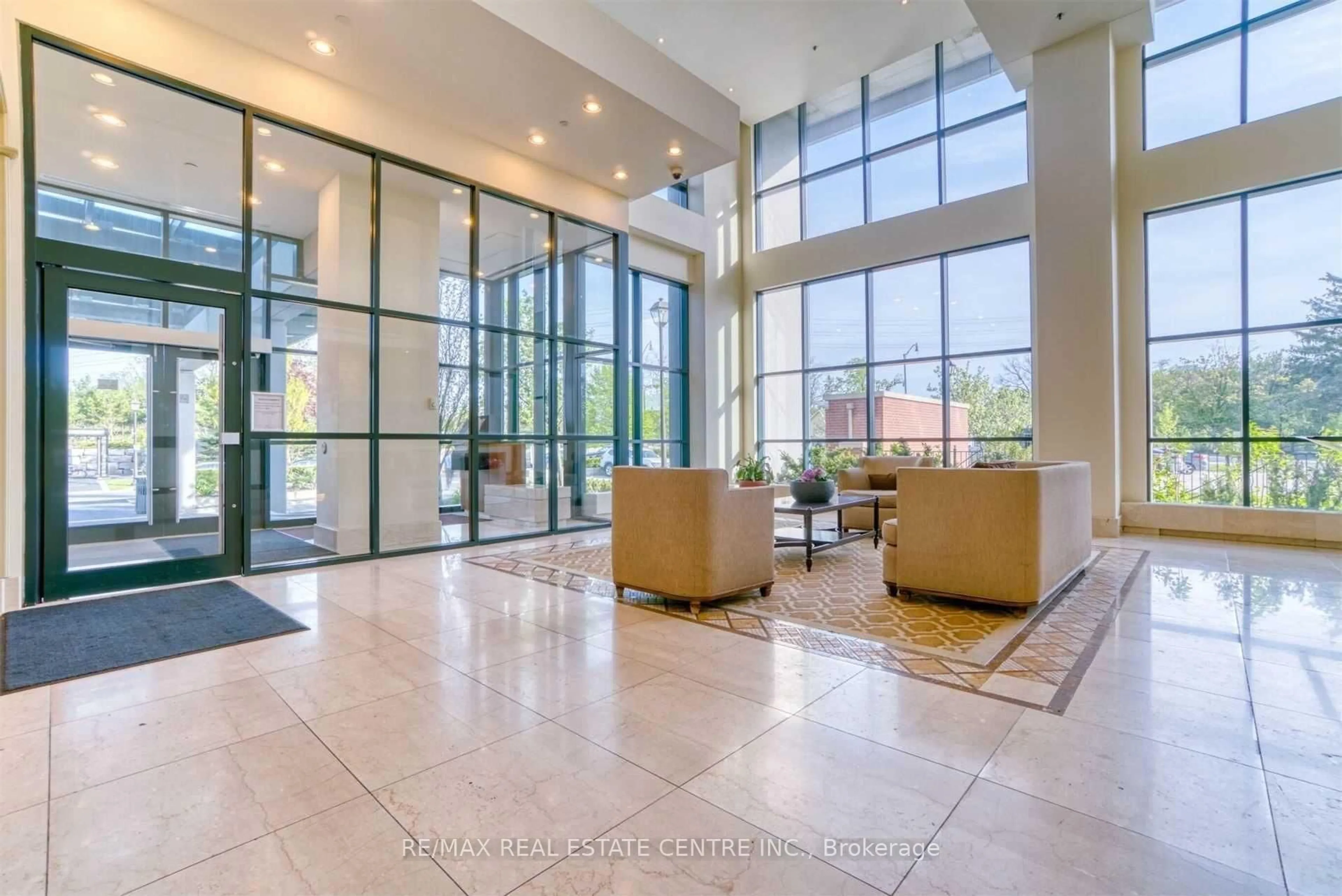 Indoor foyer for 100 John St #1203, Brampton Ontario L6W 0A8