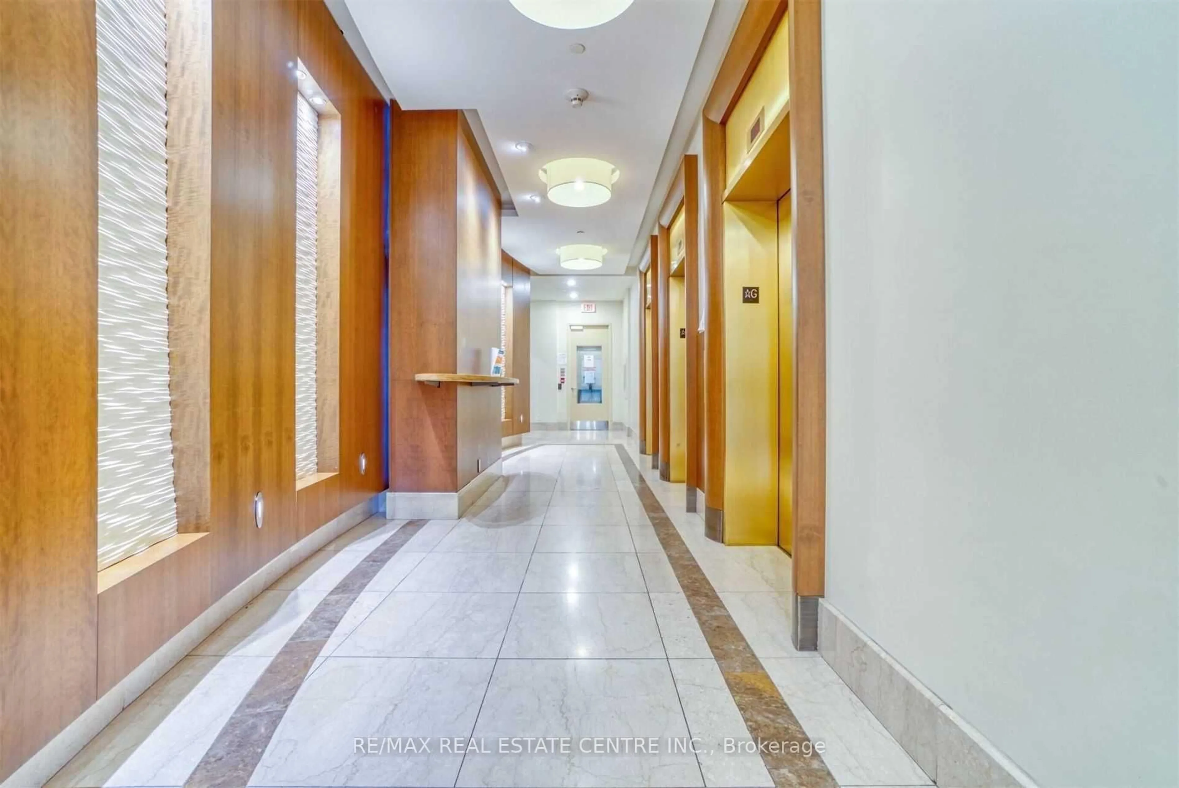 Indoor foyer for 100 John St #1203, Brampton Ontario L6W 0A8