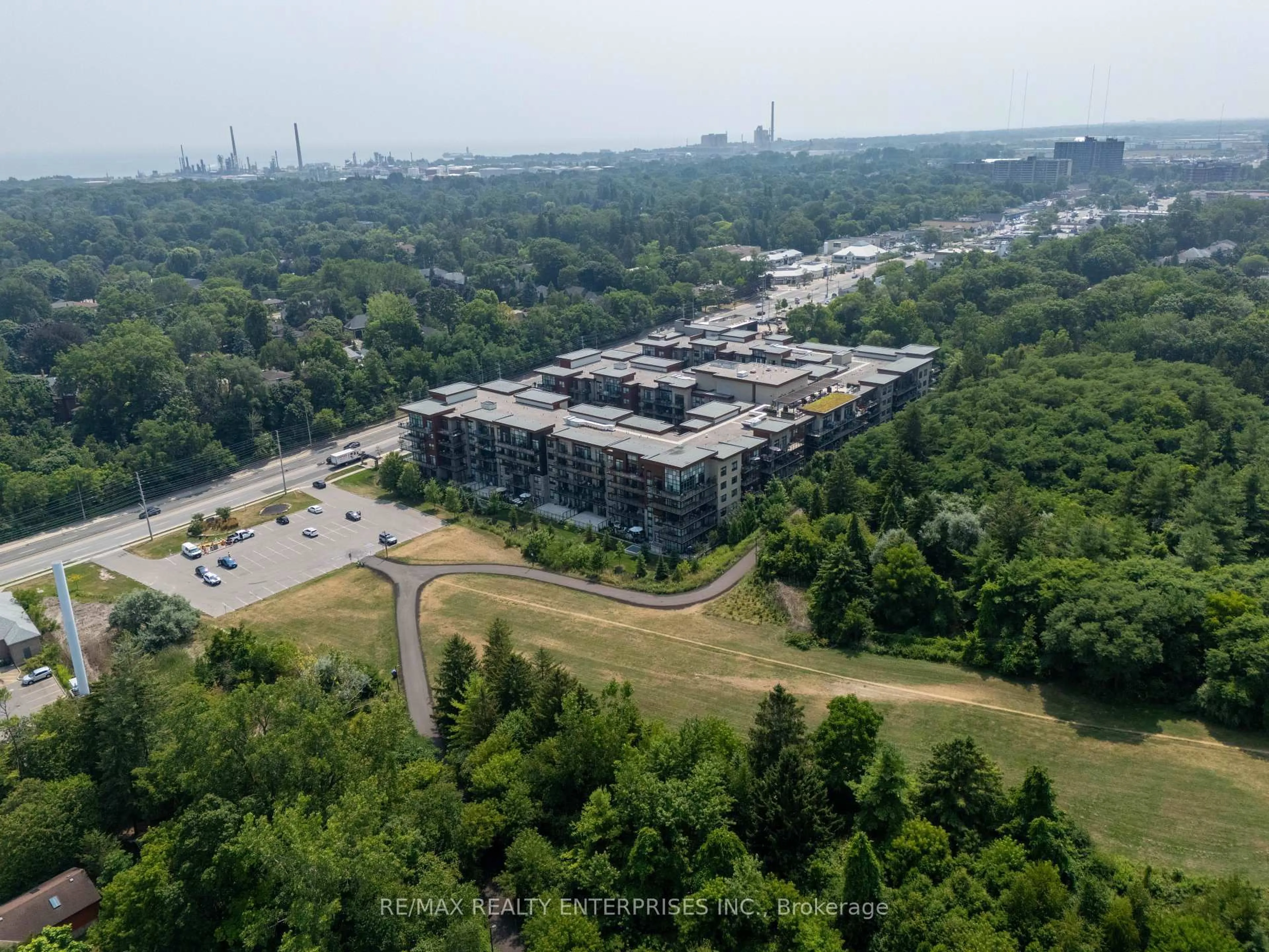 A pic from outside/outdoor area/front of a property/back of a property/a pic from drone, unknown for 1575 Lakeshore Rd #GR17, Mississauga Ontario L5J 0B1