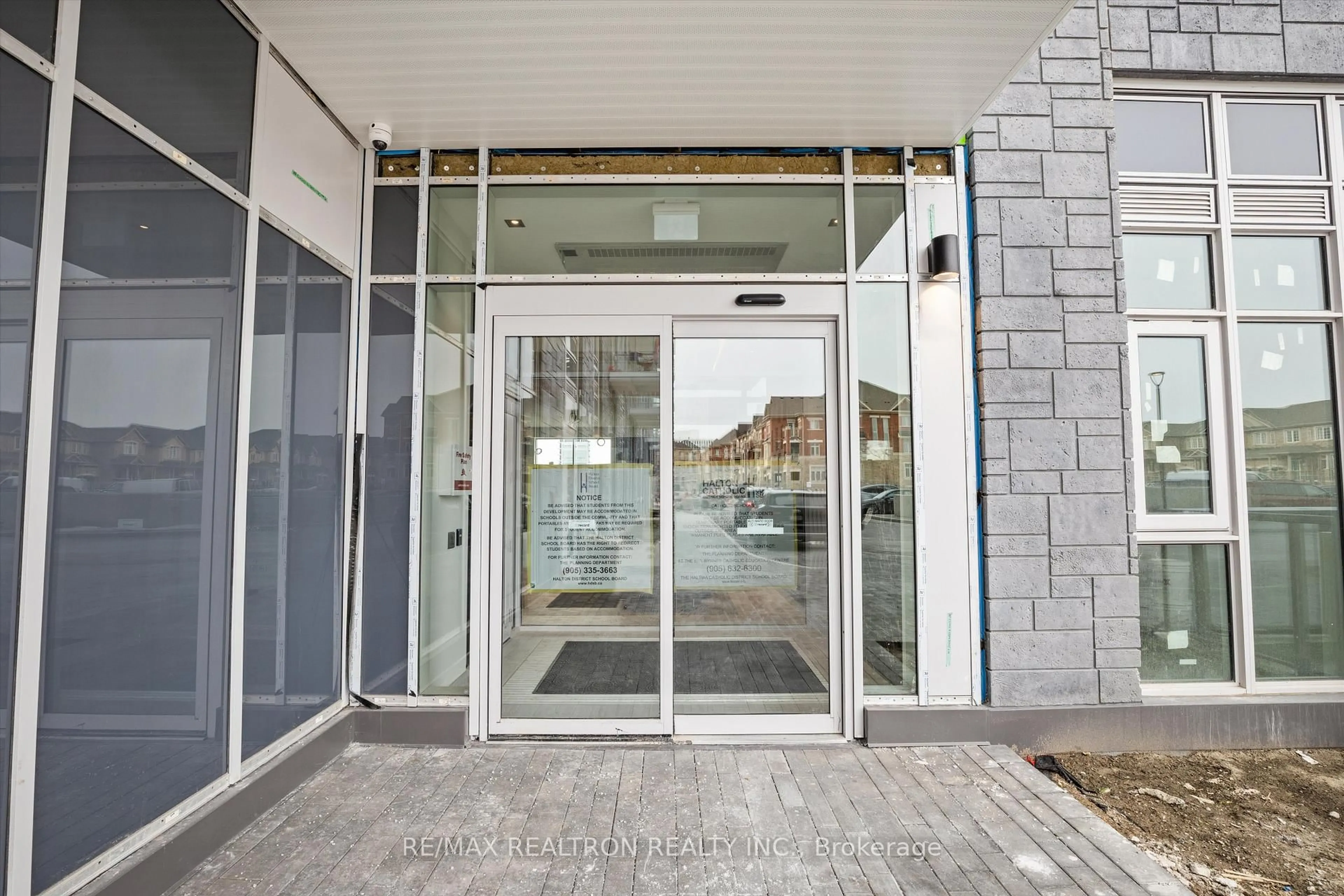 Indoor foyer for 412 Silver Maple Dr #501, Oakville Ontario L6H 7E3