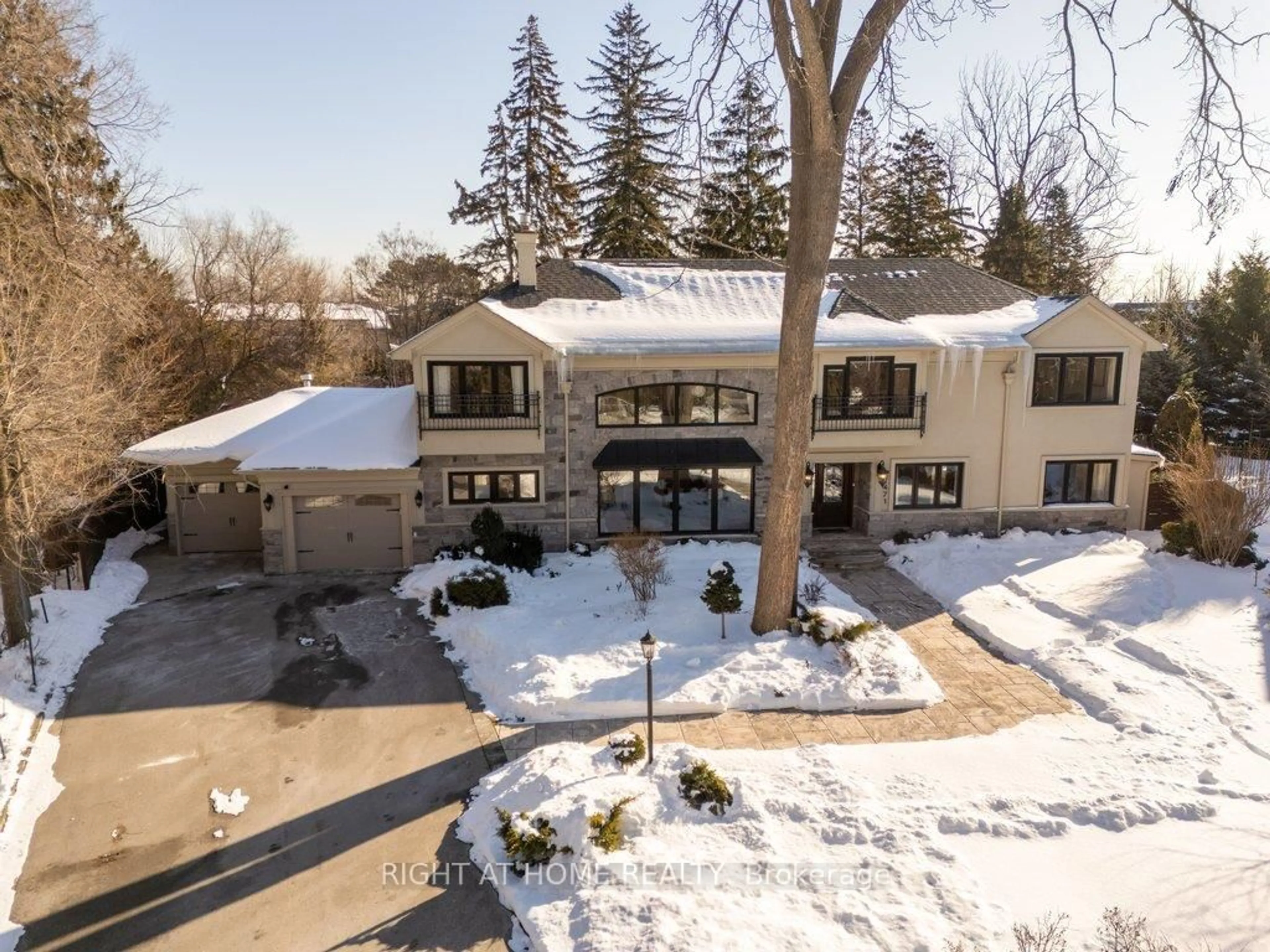 A pic from outside/outdoor area/front of a property/back of a property/a pic from drone, mountain view for 471 Country Club Cres, Mississauga Ontario L5J 2P9