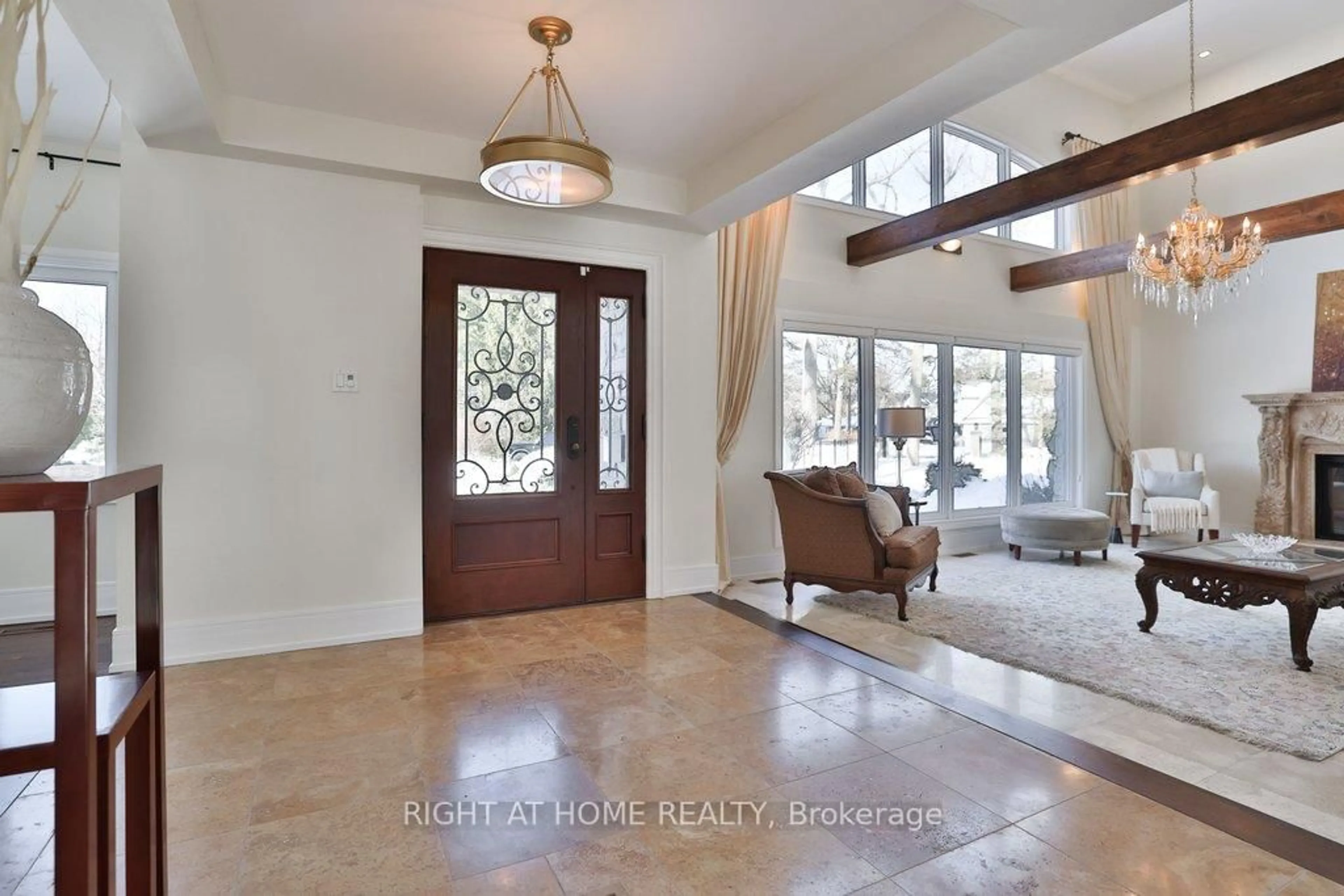 Indoor entryway for 471 Country Club Cres, Mississauga Ontario L5J 2P9