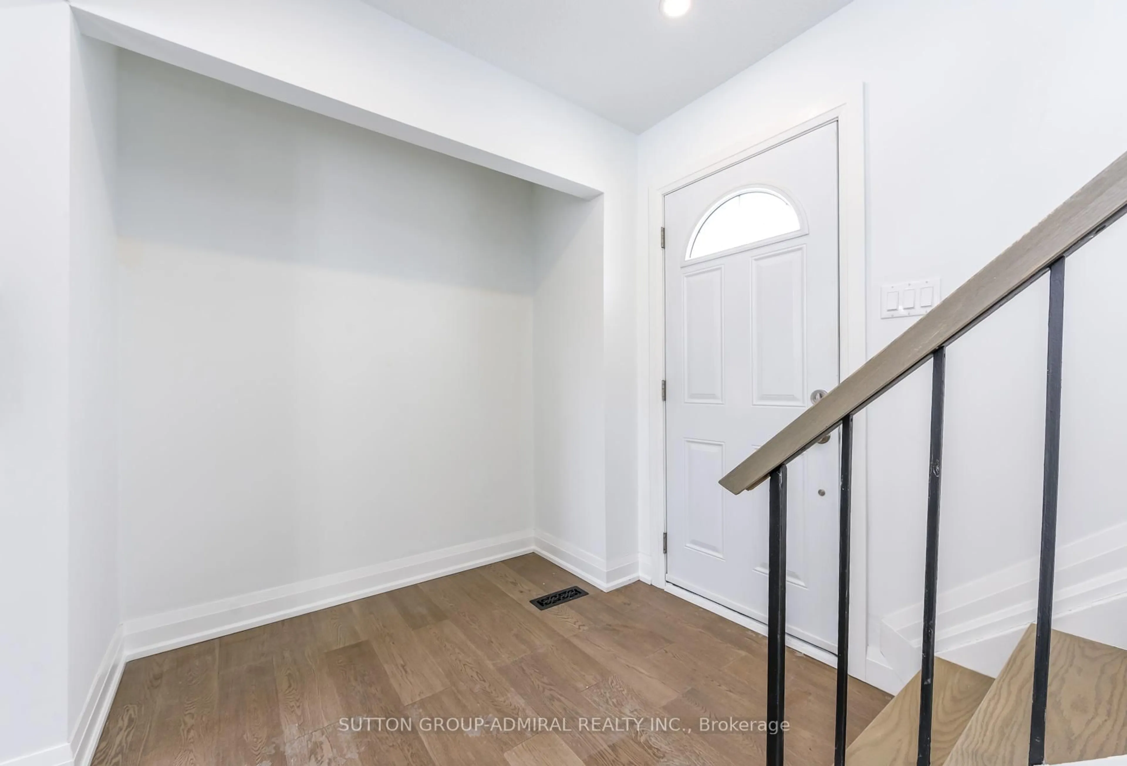 Indoor entryway for 4 Hardcastle Crt, Brampton Ontario L6S 2A9