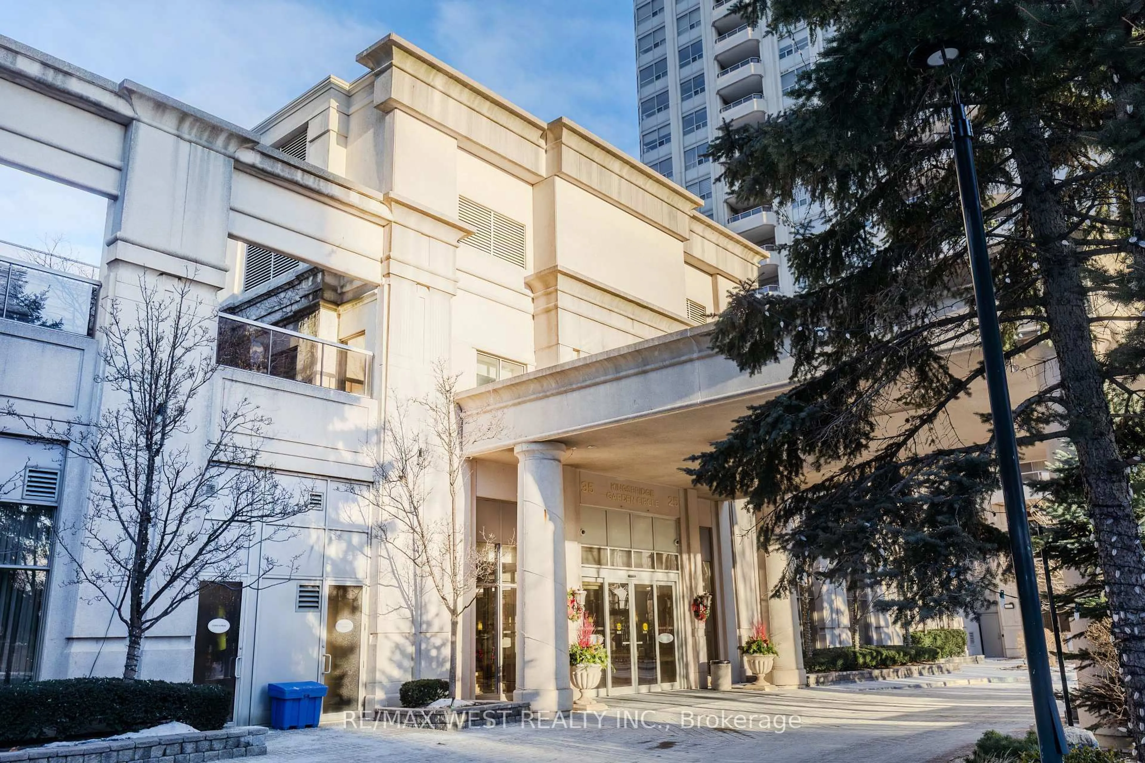 Indoor foyer for 35 Kingsbridge Garden Circ #902, Mississauga Ontario L5R 3Z5