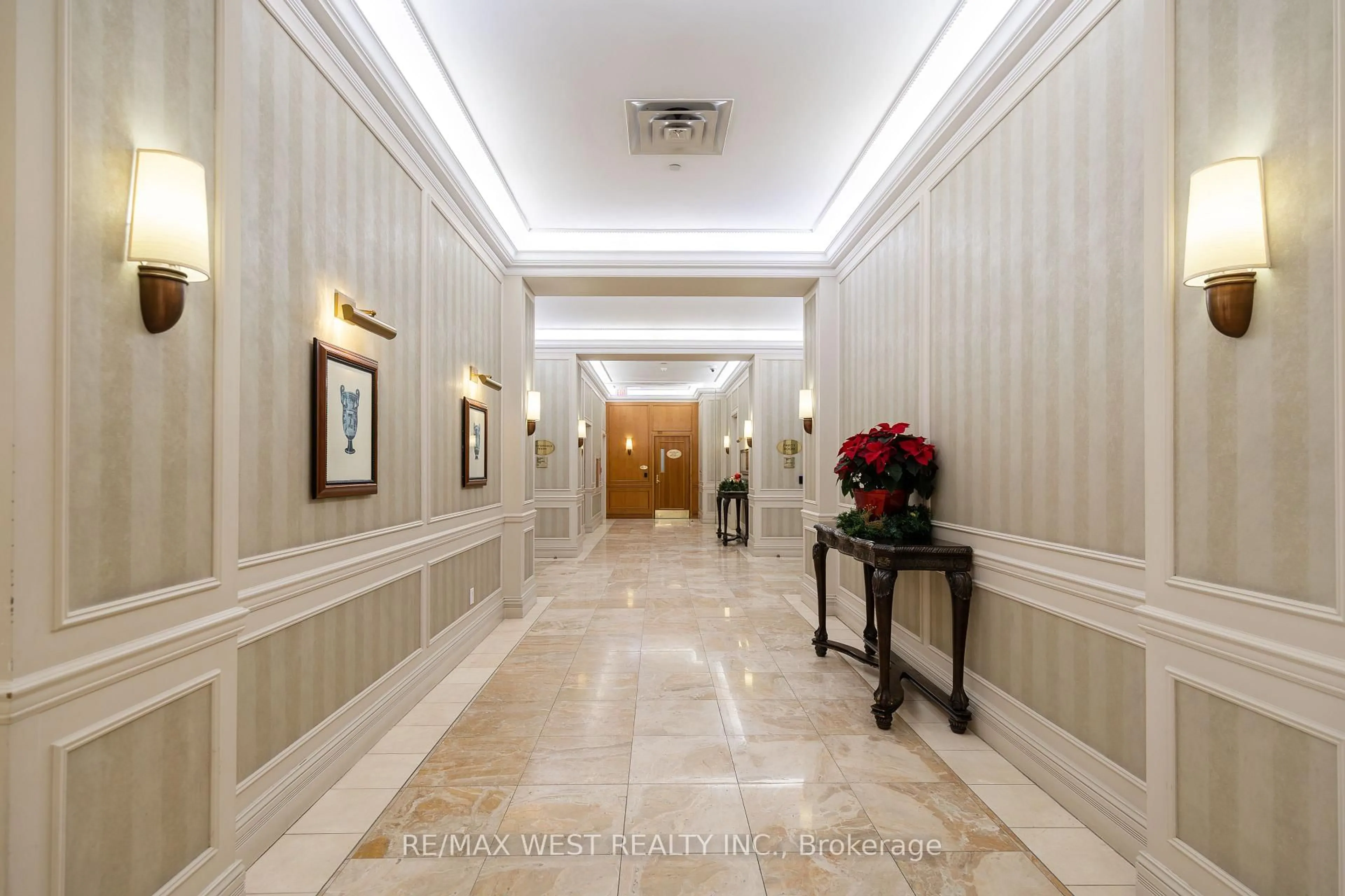 Indoor foyer for 35 Kingsbridge Garden Circ #902, Mississauga Ontario L5R 3Z5