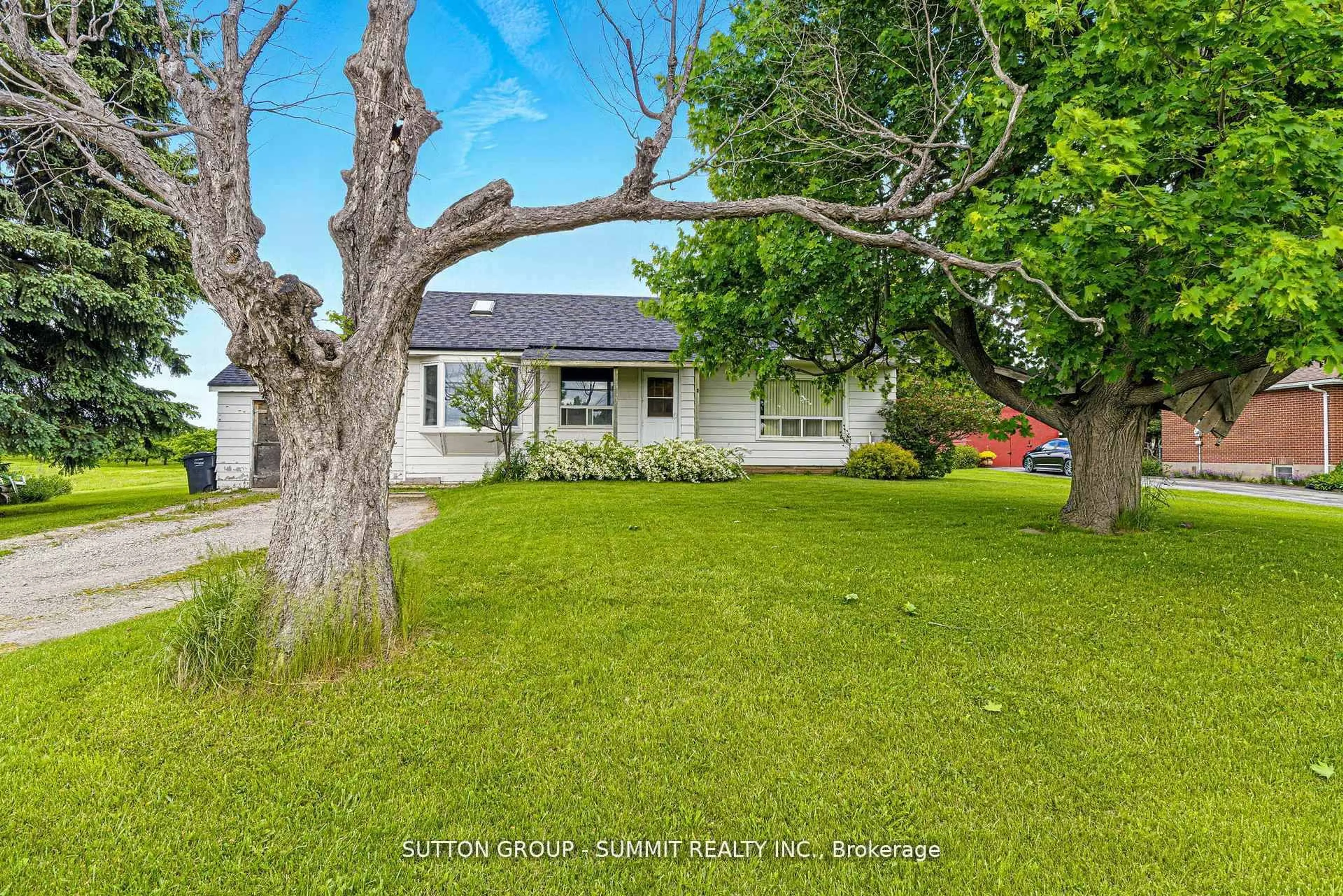 A pic from outside/outdoor area/front of a property/back of a property/a pic from drone, street for 8555 Heritage Rd, Brampton Ontario L6Y 0E4
