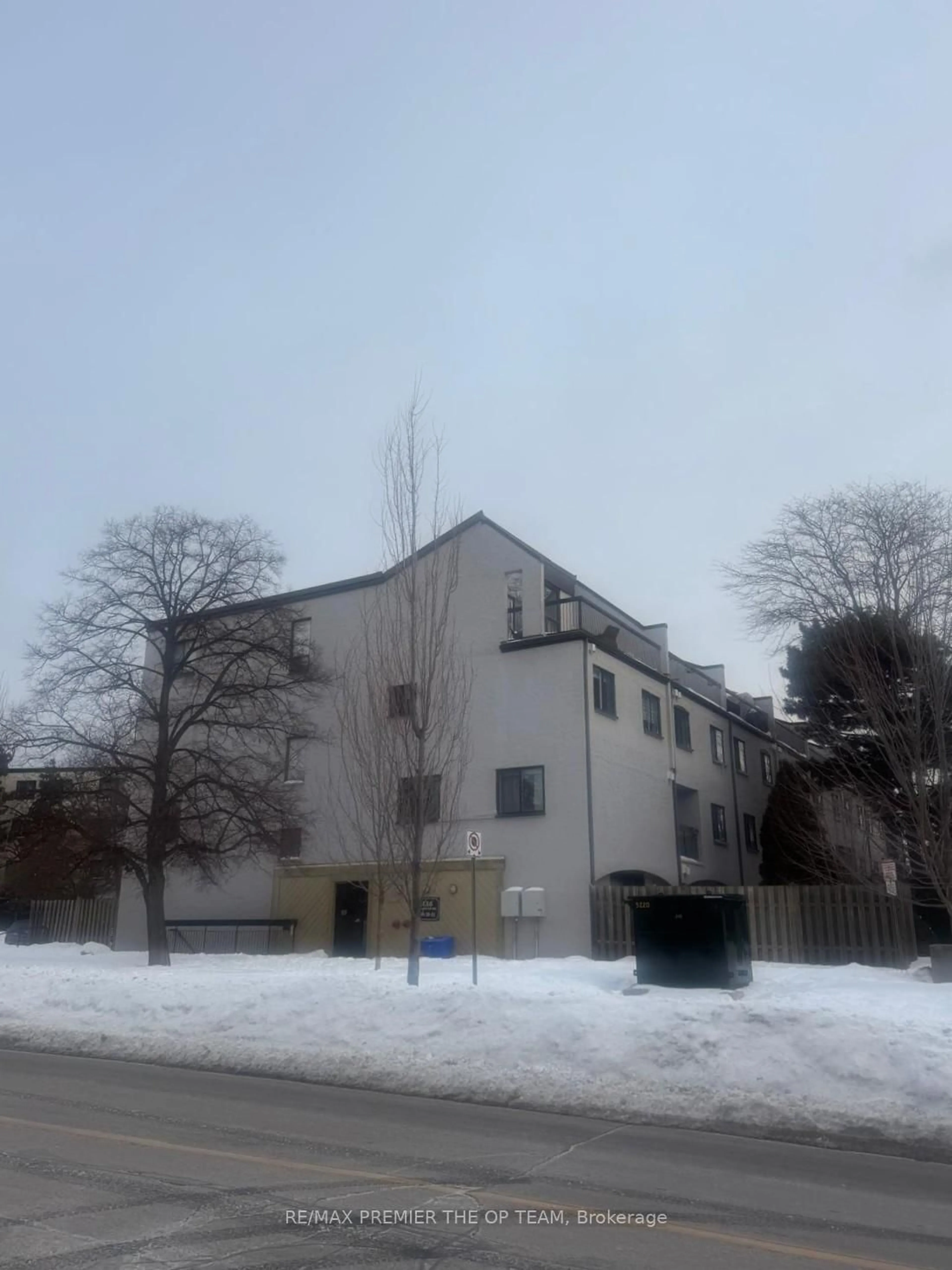 Blurry image for 1016 Falgarwood Dr #37, Oakville Ontario L6H 2P5