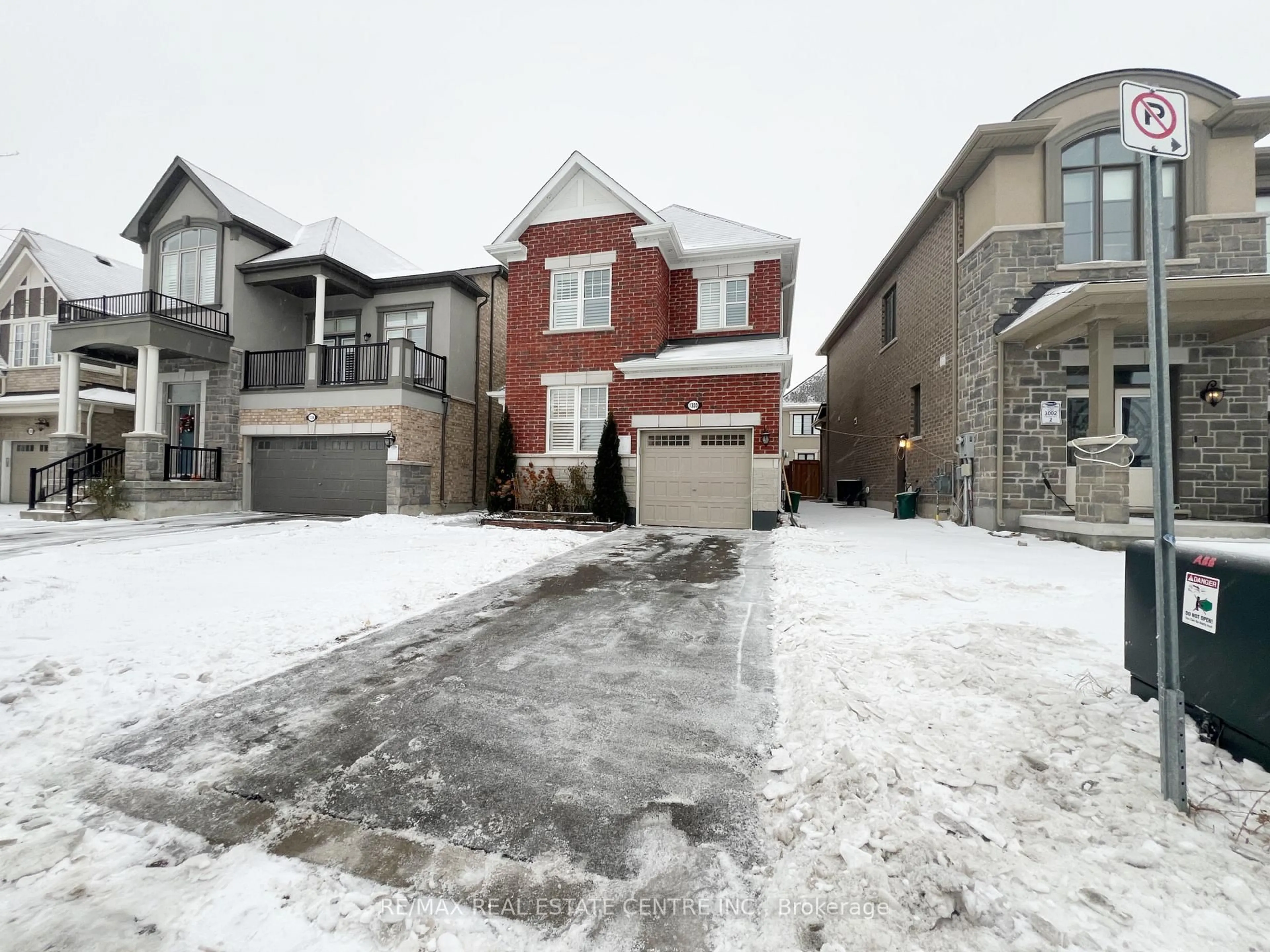 A pic from outside/outdoor area/front of a property/back of a property/a pic from drone, street for 1300 Basswood Cres, Milton Ontario L9T 7E7